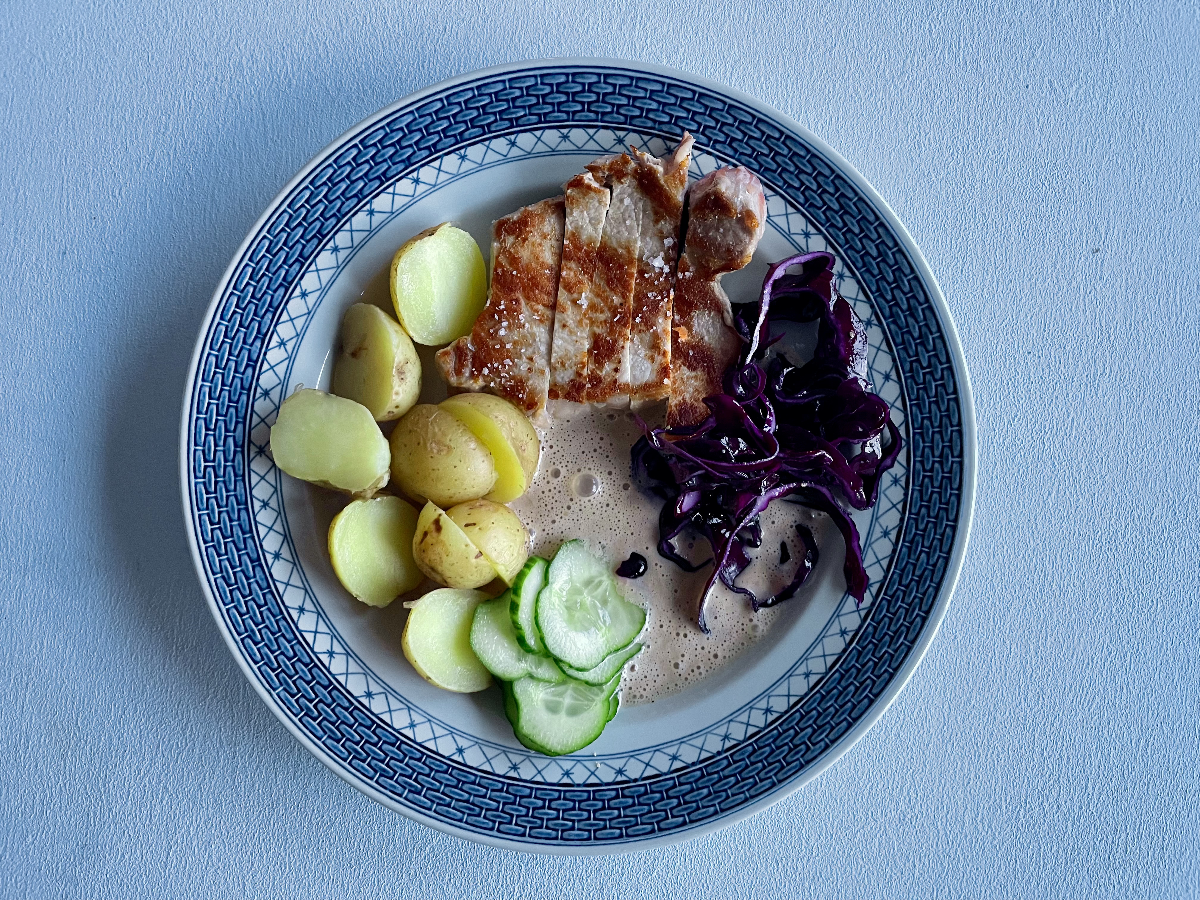 Kotelet med rødkål, brun sovs og råsyltede agurker