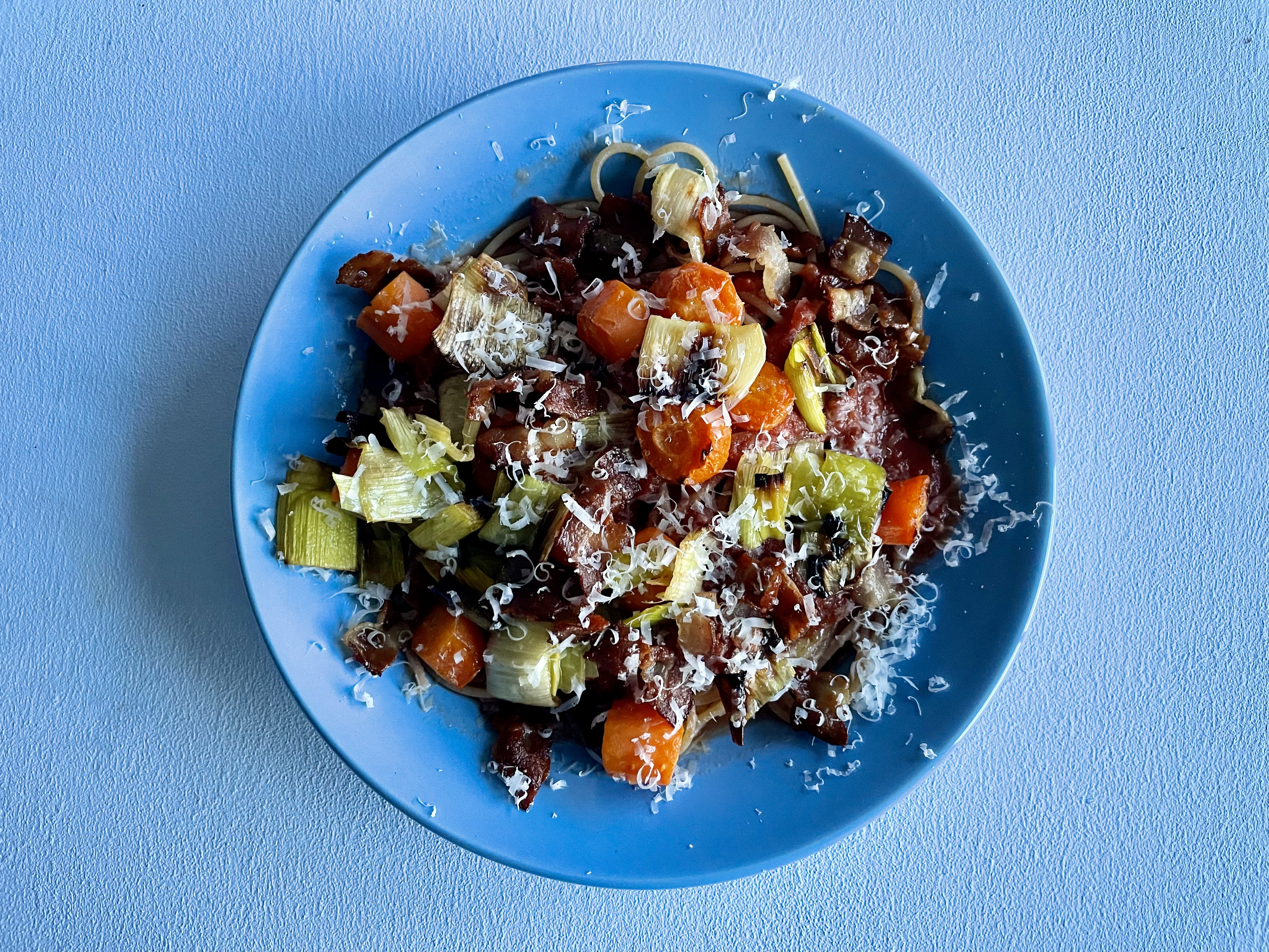 Spaghetti med tomatsauce, grillede grøntsager og bavnehøj ost