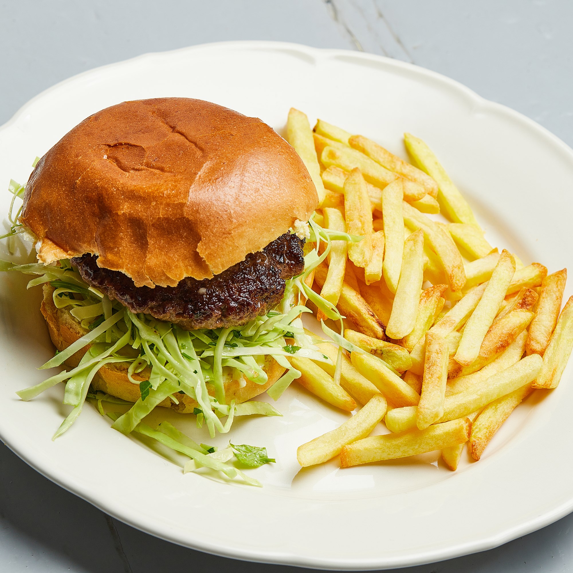 Okseburger med pommes frites og kålsalat
