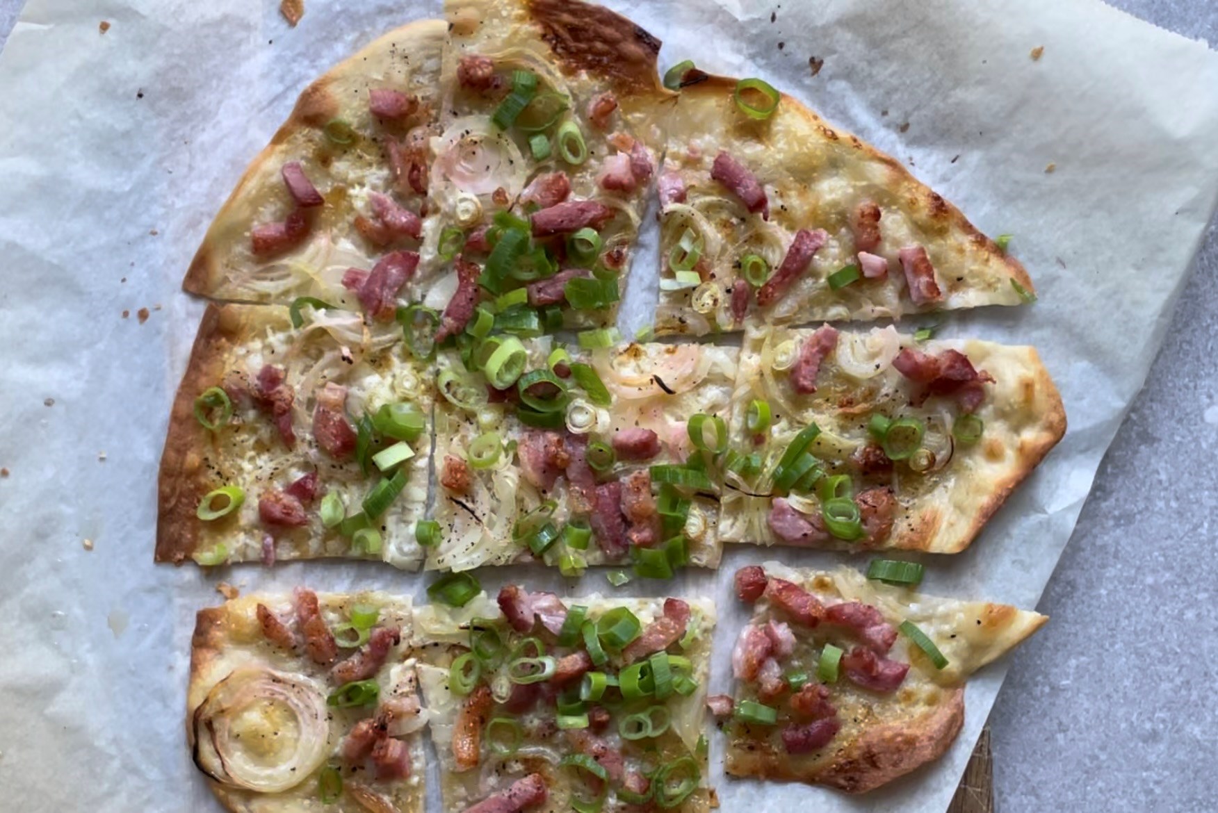 Flammkuchen med bacon og forårsløg - Opskrift fra Skagenfood.dk