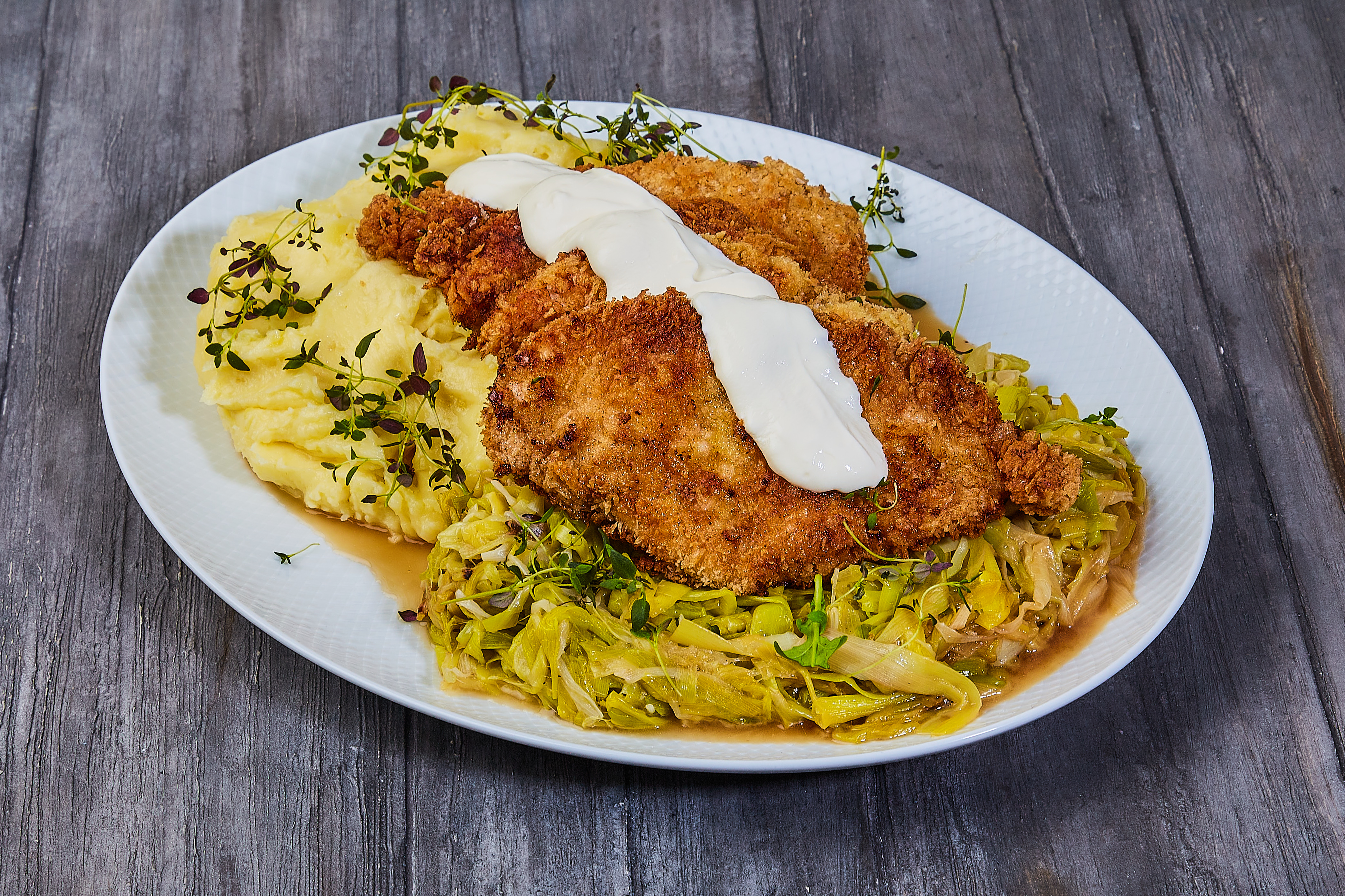 Pankostegt kyllingeschnitzel med kartoffelmos og porrer