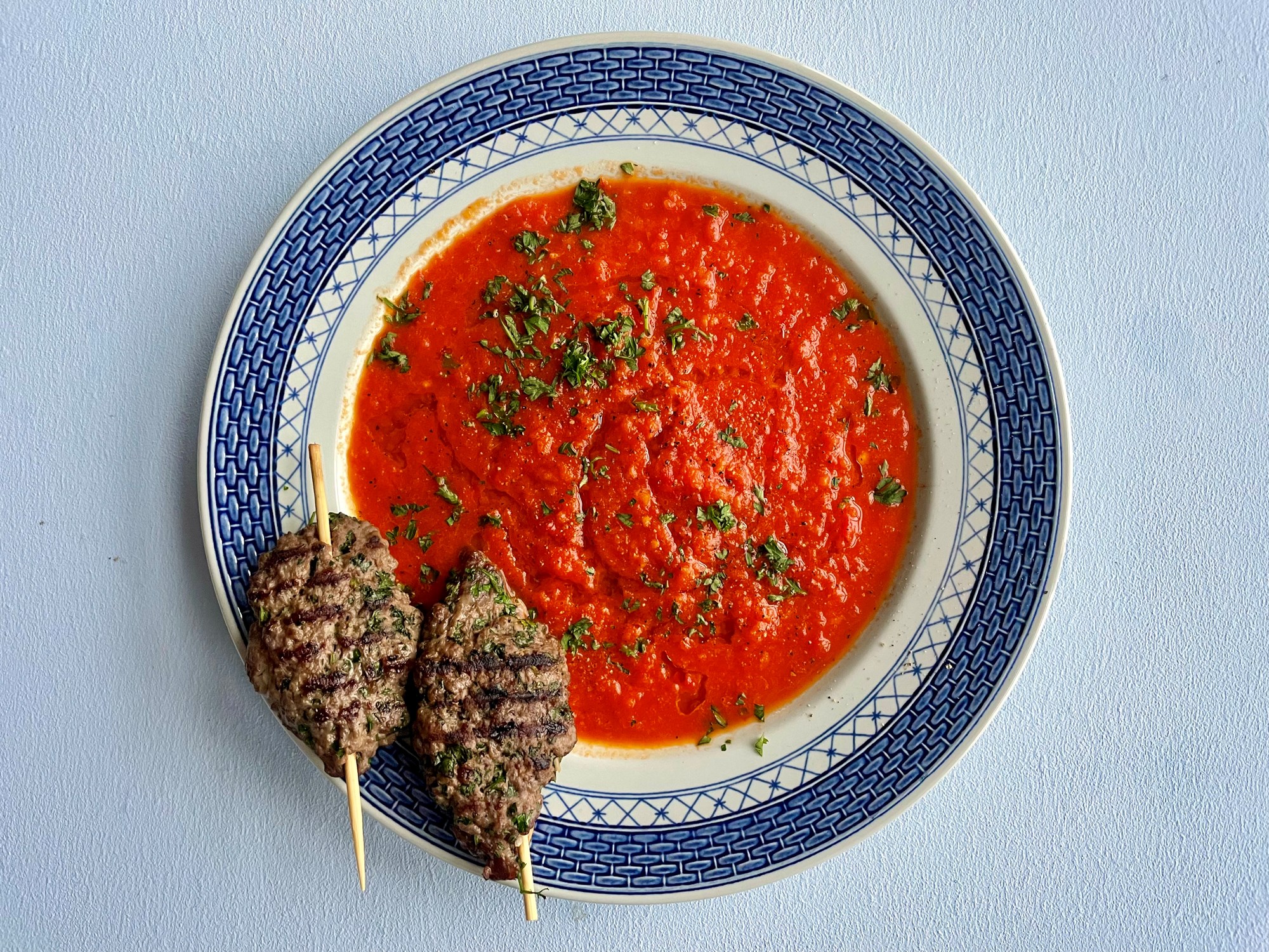 Tomat-peberfrugtssuppe med gyros, fregola sarda og persille