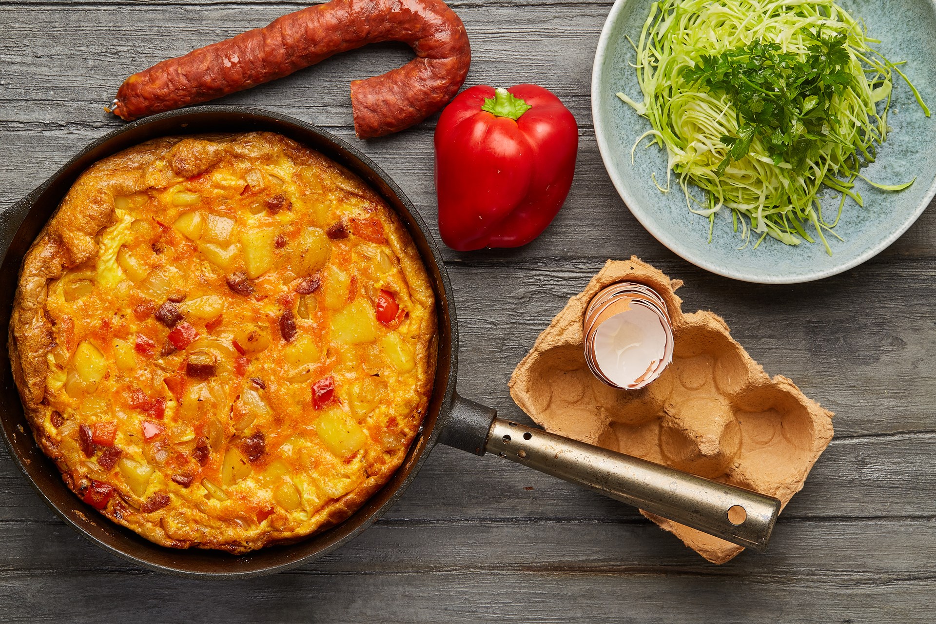 Tortilla de patatas med Chorizo picante dertil harissamarineret spidskål og persille Opskrift