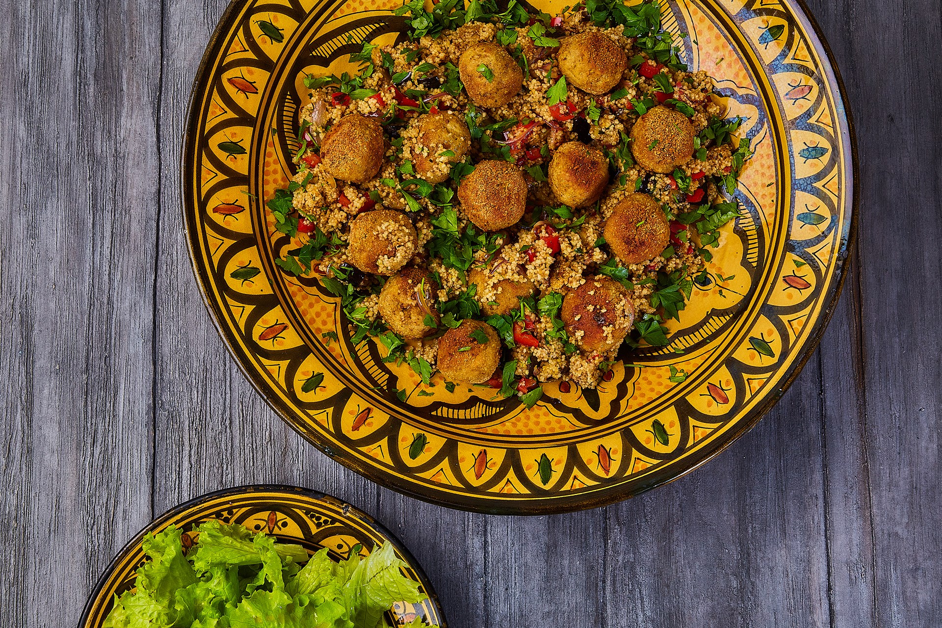 Kødboller Mechoui style med couscous, aubergine, peberfrugt, egeløv og