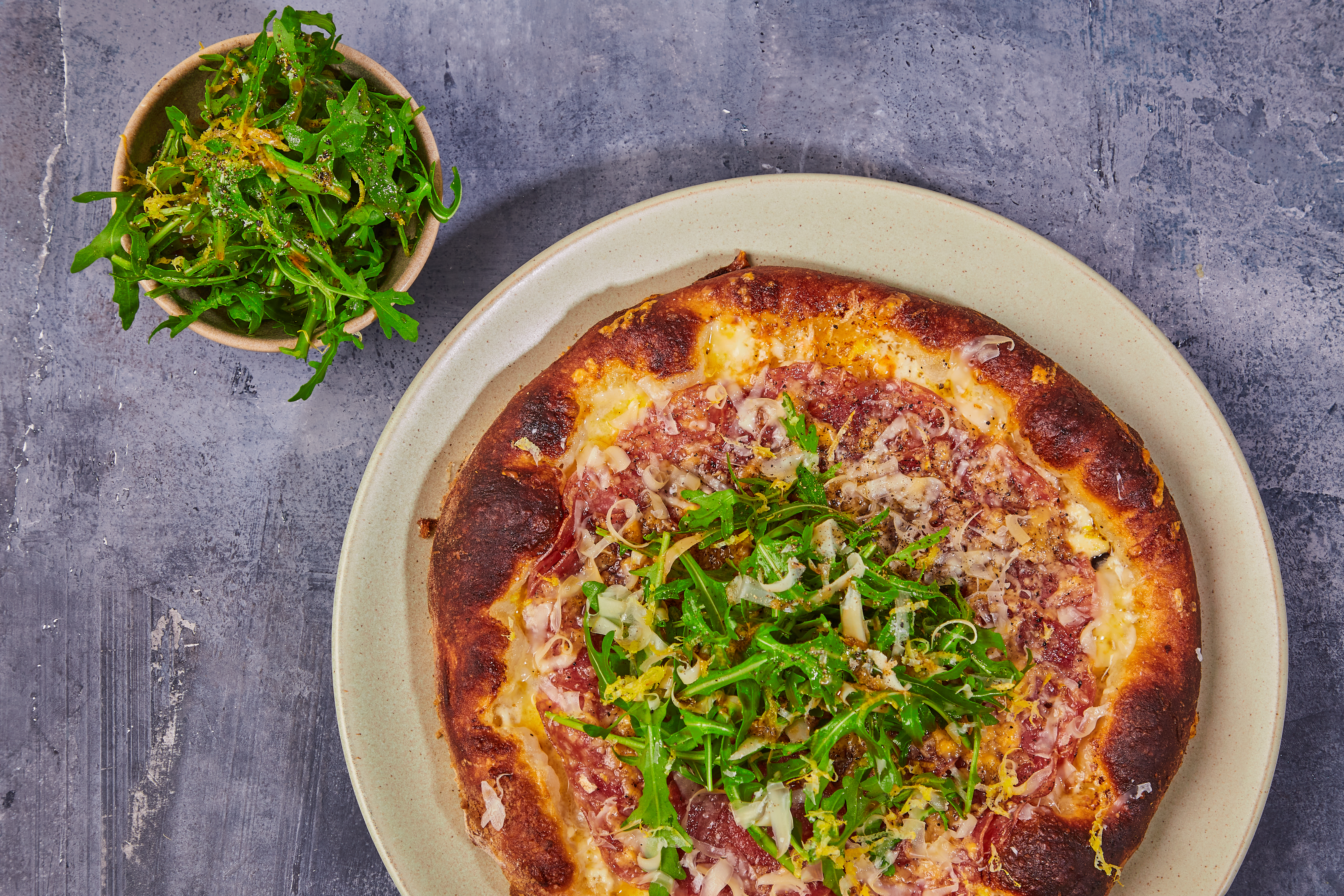 Hvid pizza med rucola, Bøllingsø og salame Cacciatore