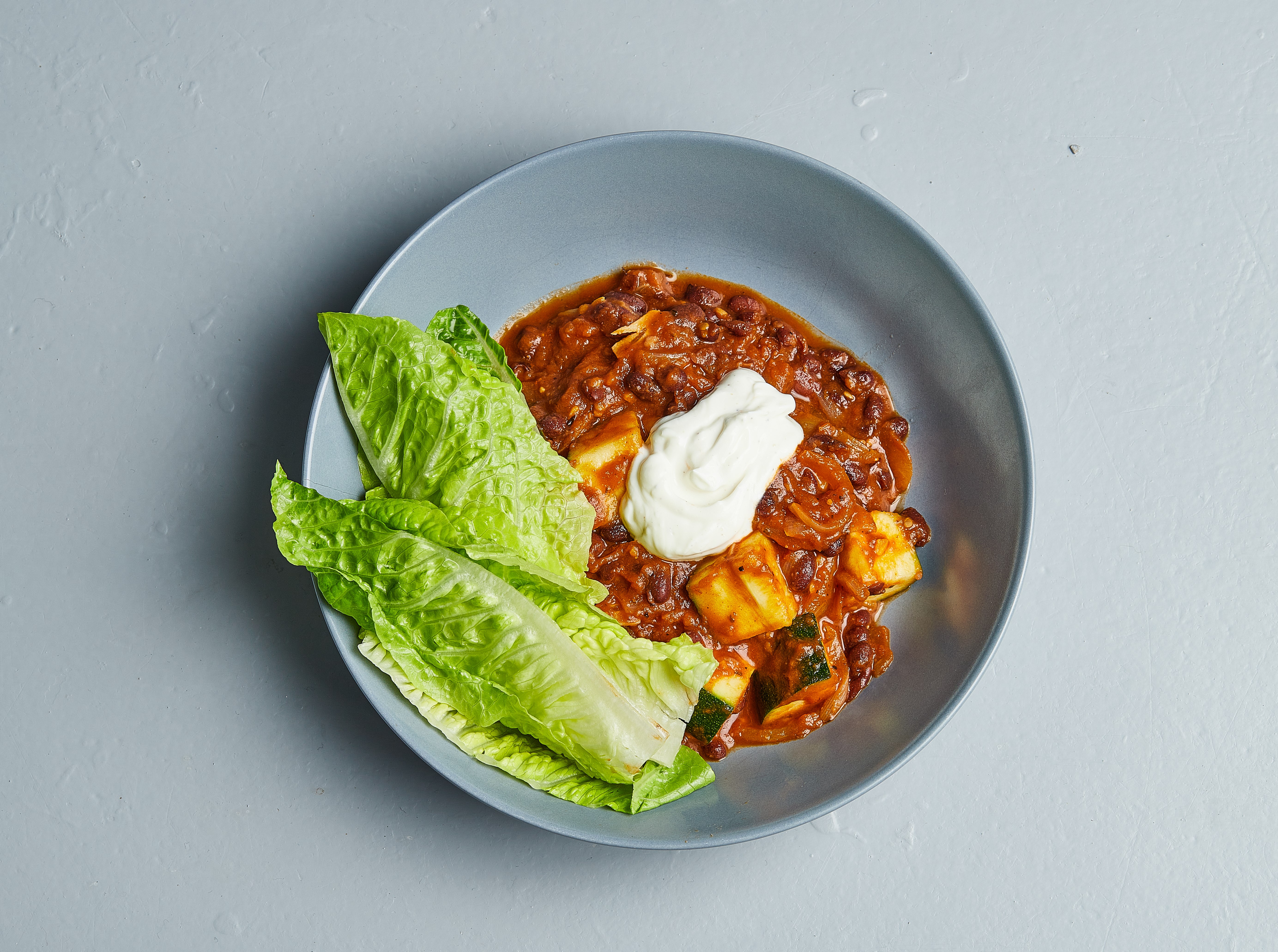 Chili sin carne med sprød salat og tomat - Opskrift fra Skagenfood.dk