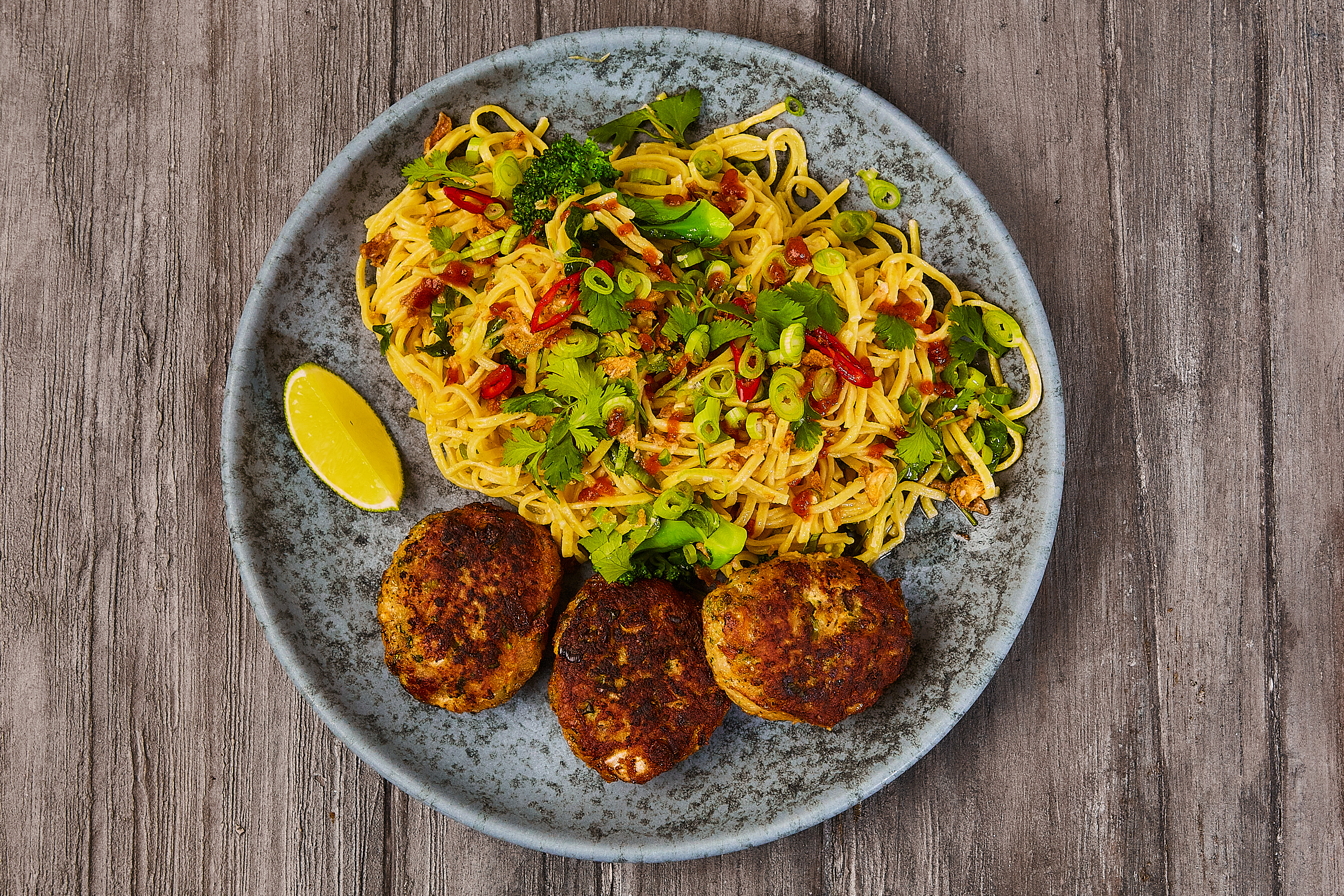 Vietnamesiske kødboller med nudelsalat, sød chilisauce og broccoli