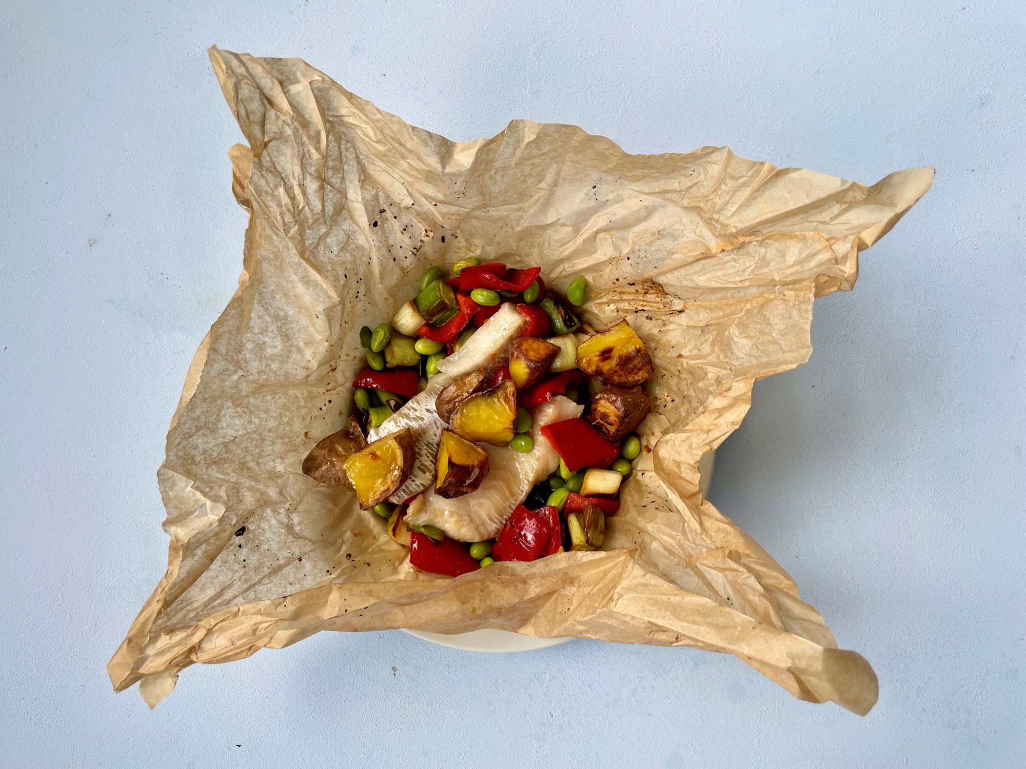 Kuller en papilotte med edemamebønner, rød peber og ingefær