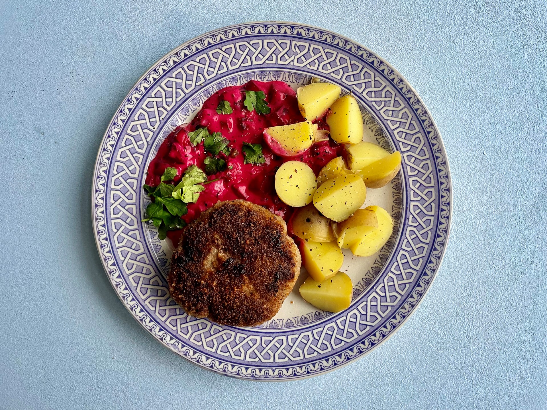 med rødbedestuvning, persille og kartofler Opskrift fra