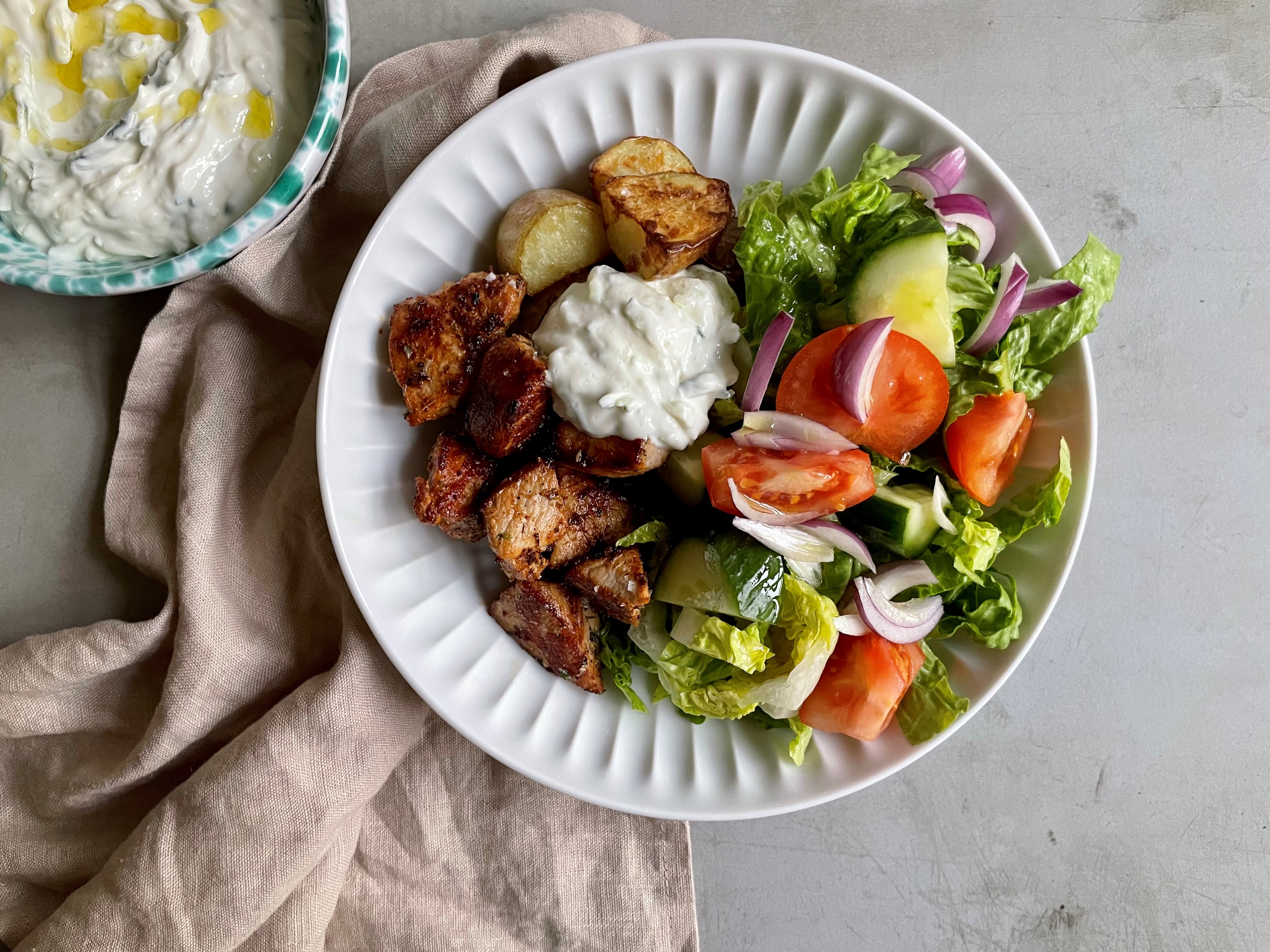 Gyrossalat med ovnkartofler og tzatziki - Opskrift fra Skagenfood.dk Gyrossalat med ovnkartofler og tzatziki - Opskrift fra Skagenfood.dk
