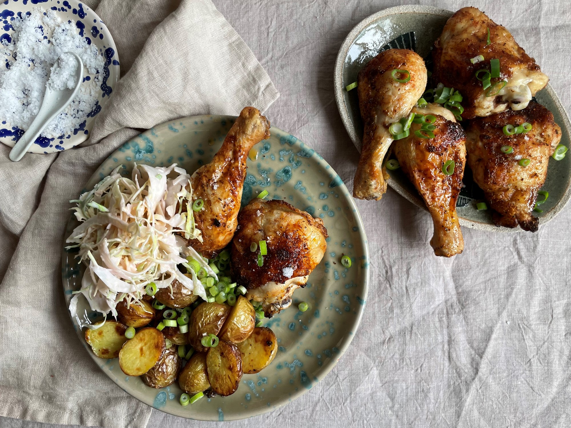 BBQ-kyllingelår med ovnkartofler og coleslaw