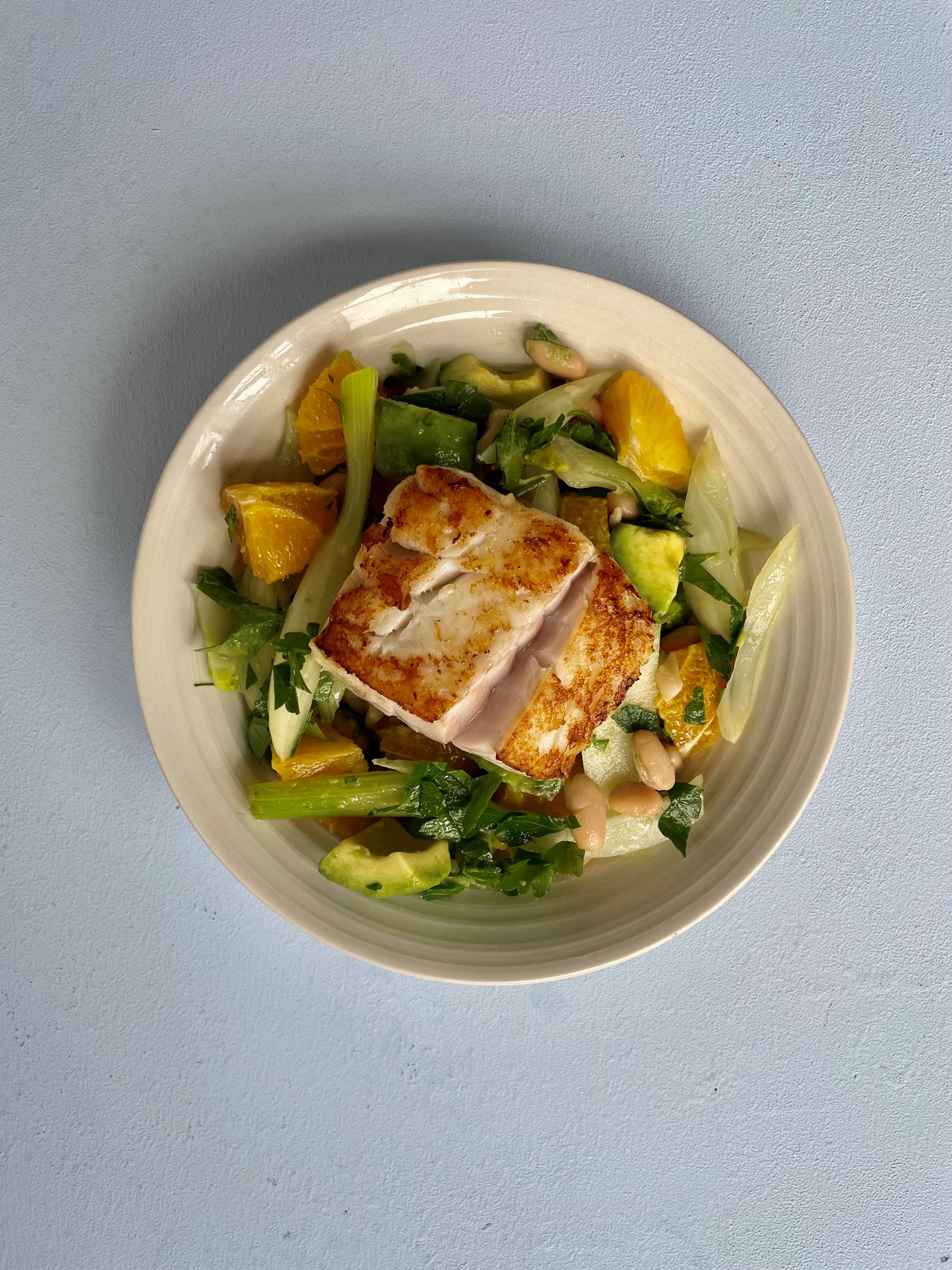 Stegt torsk i frisk salat med fennikel, appelsin og avocado