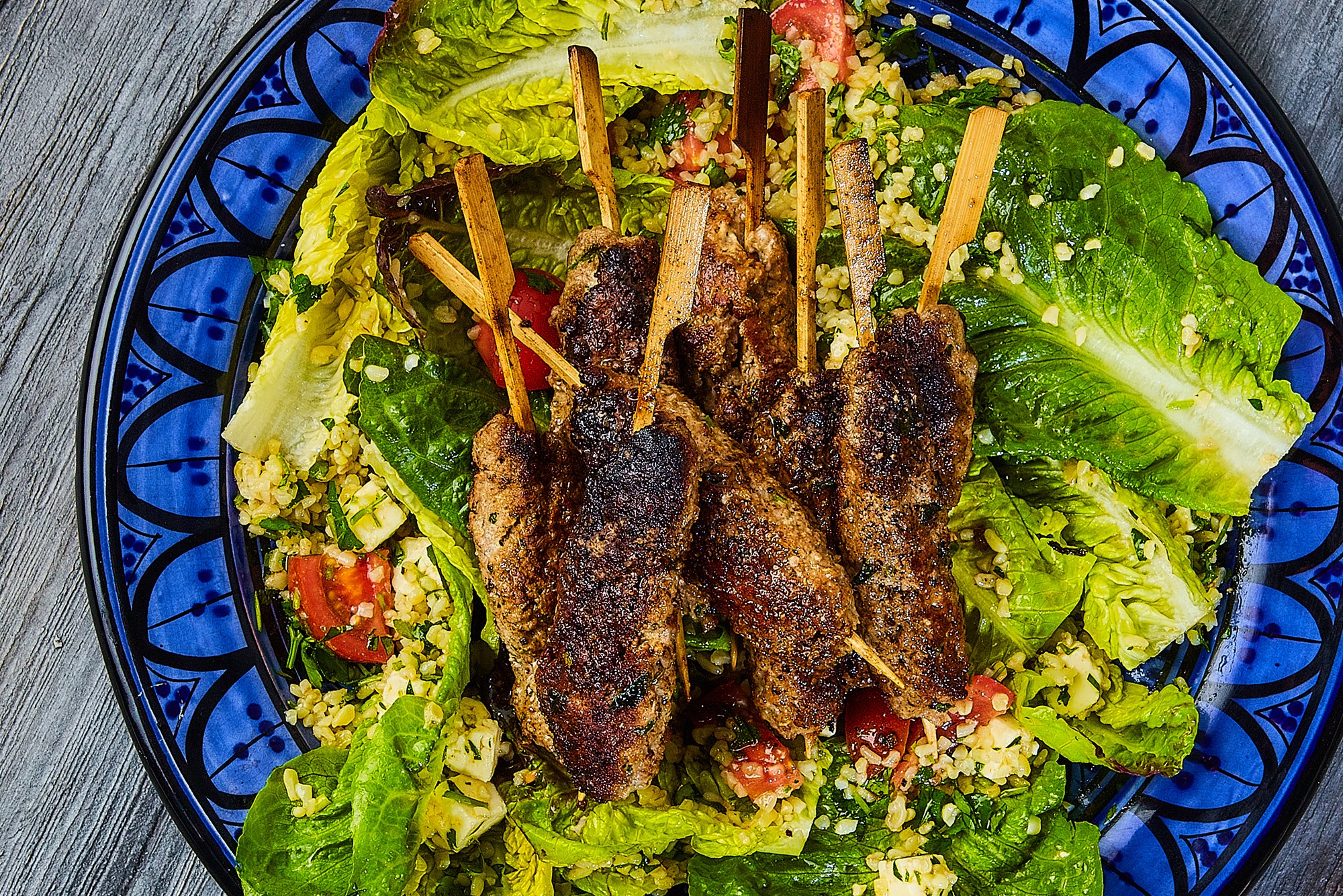 Köfta kebab med tomatsalat med kota og persille-tabbouleh