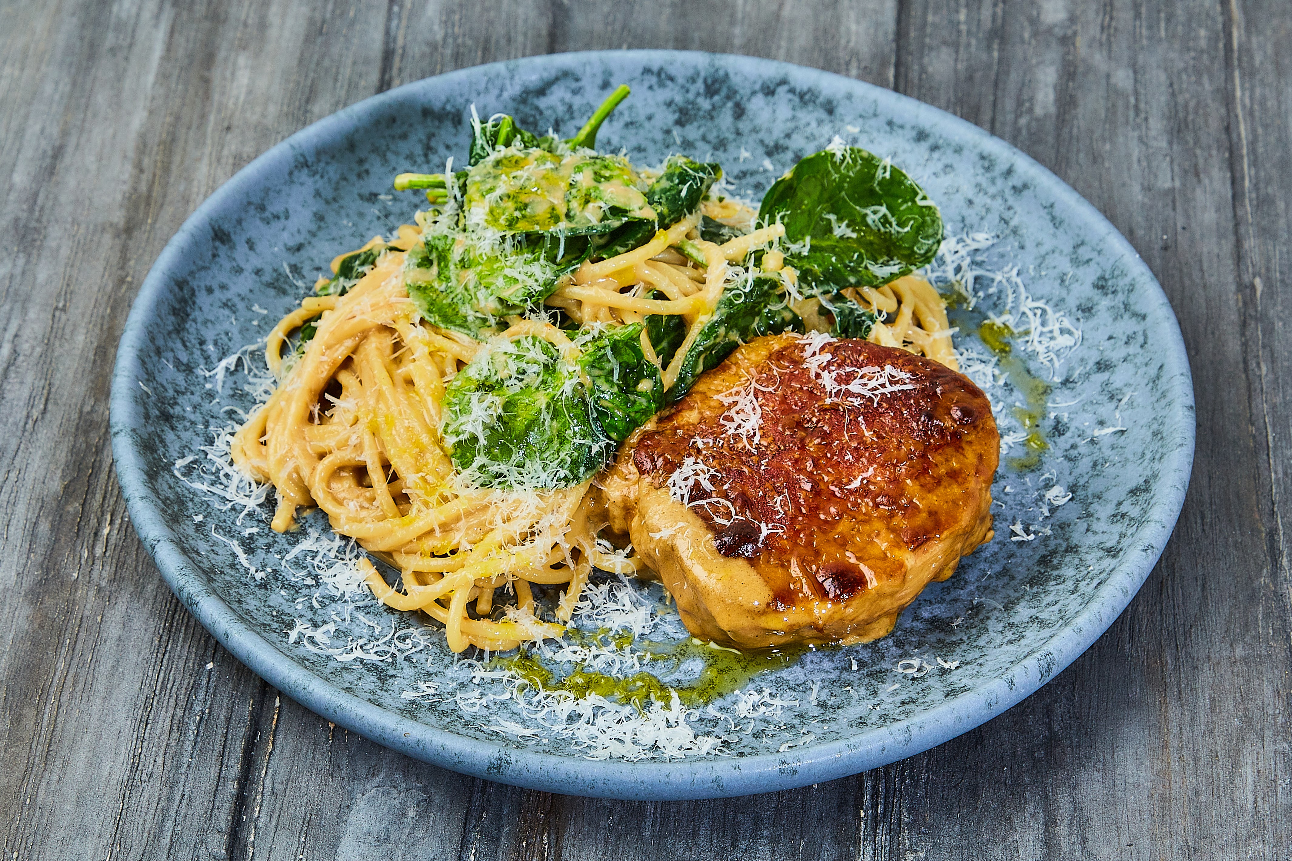 Kotelet med cheddar, cremet svampesovs, spinat &amp; spaghetti - Opskrift ...