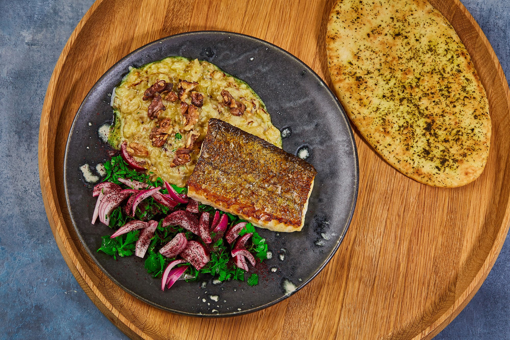Borani-e bâdenjân med grillede fladbrød, stegt torsk og persillesalat med rødløg og sumak