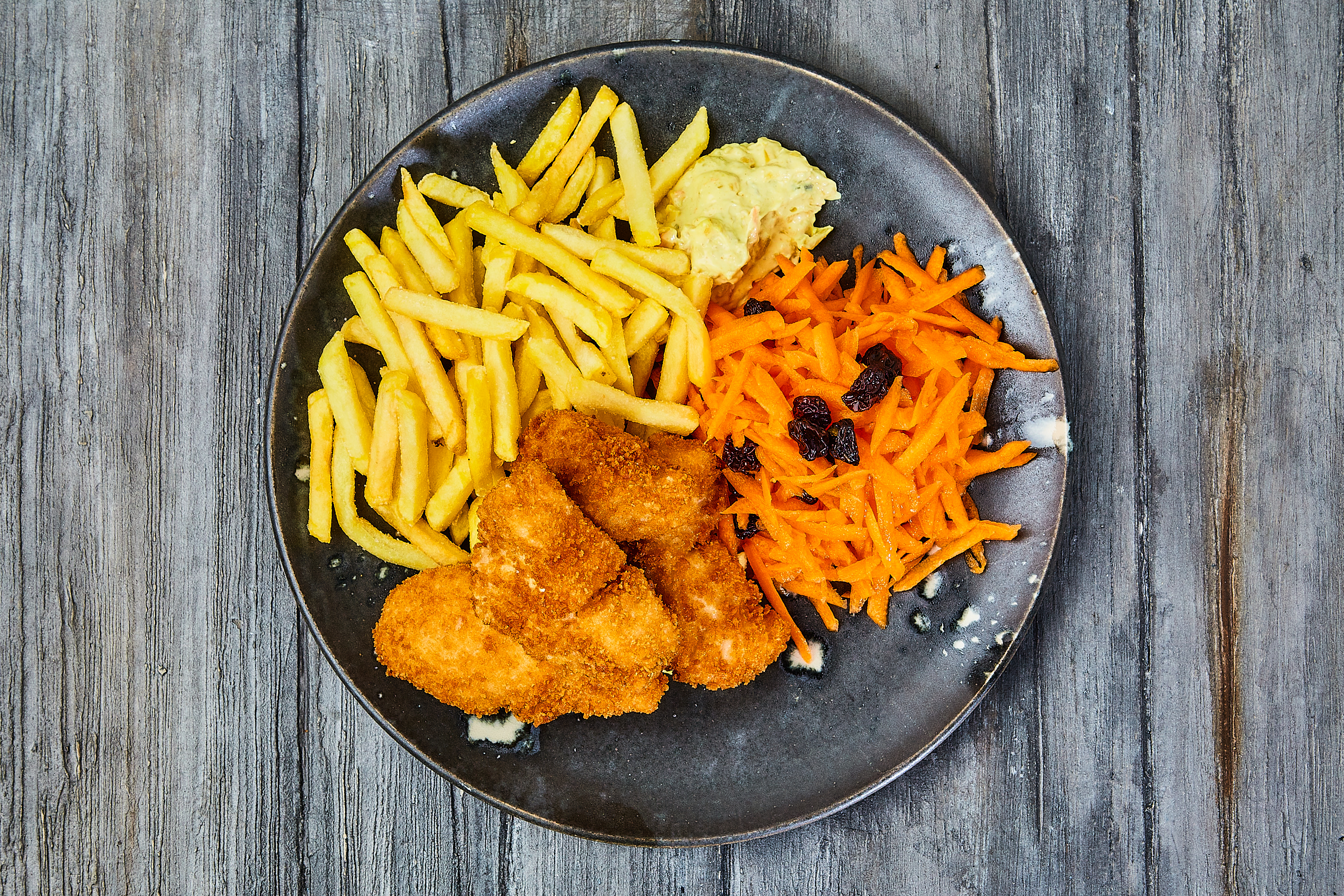 Pankostegt sej med fritter, remoulade og råkostsalat