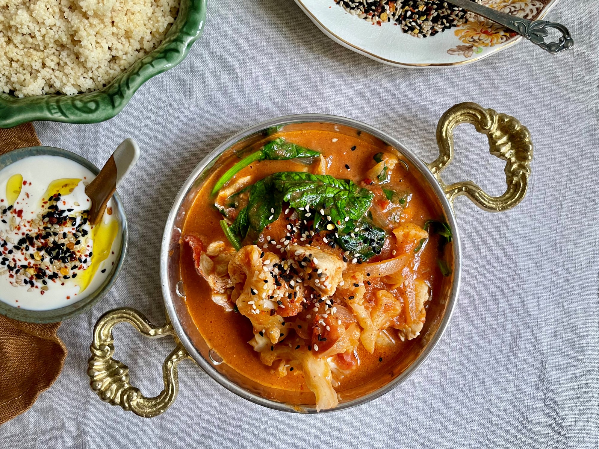 Curry med kylling, spinat og yoghurtdressing