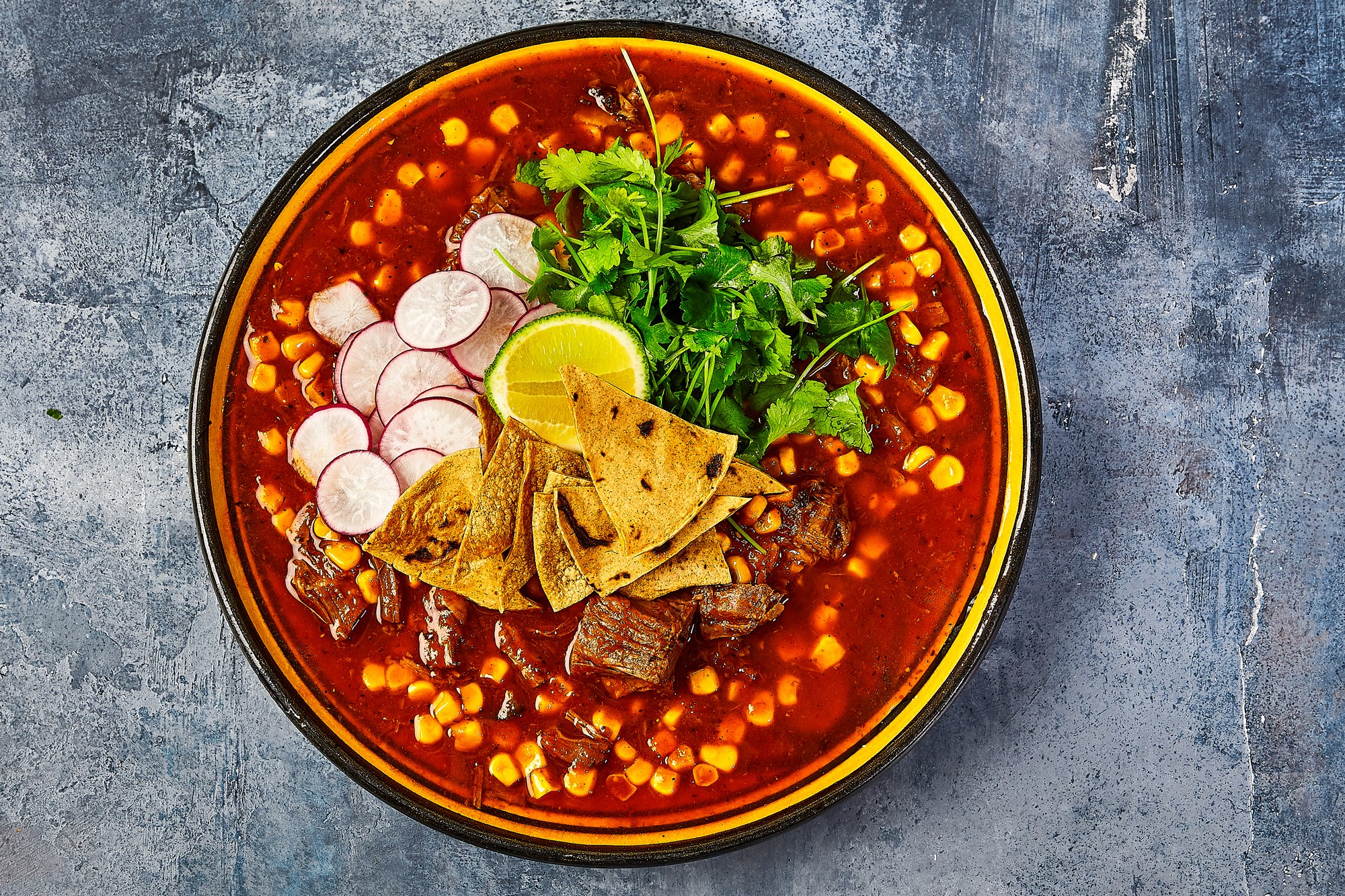 Mexicansk pozole suppe på mør gris med sprøde majs tortillas
