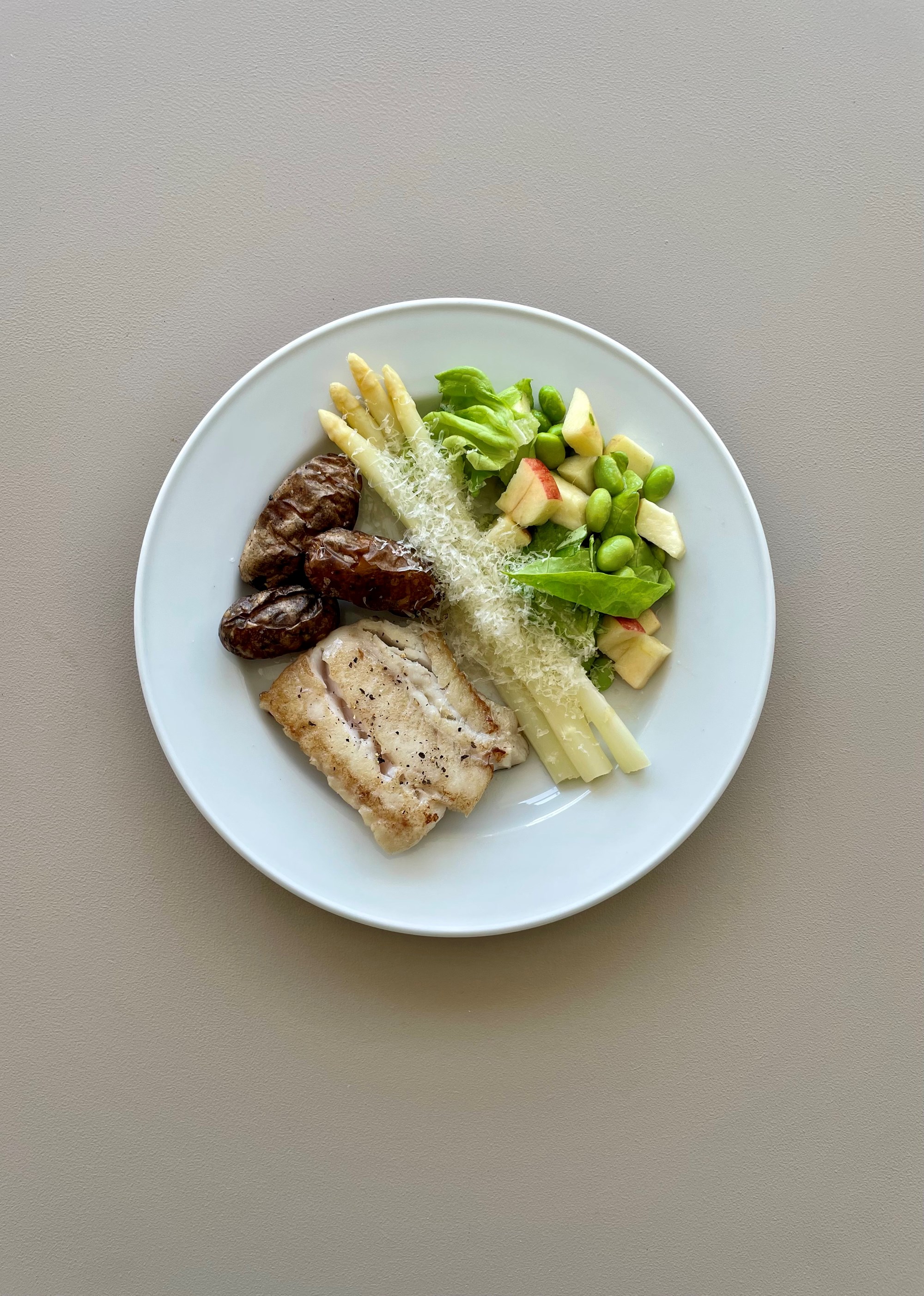 Lyssej med hvide asparges, salat, æble og edemame