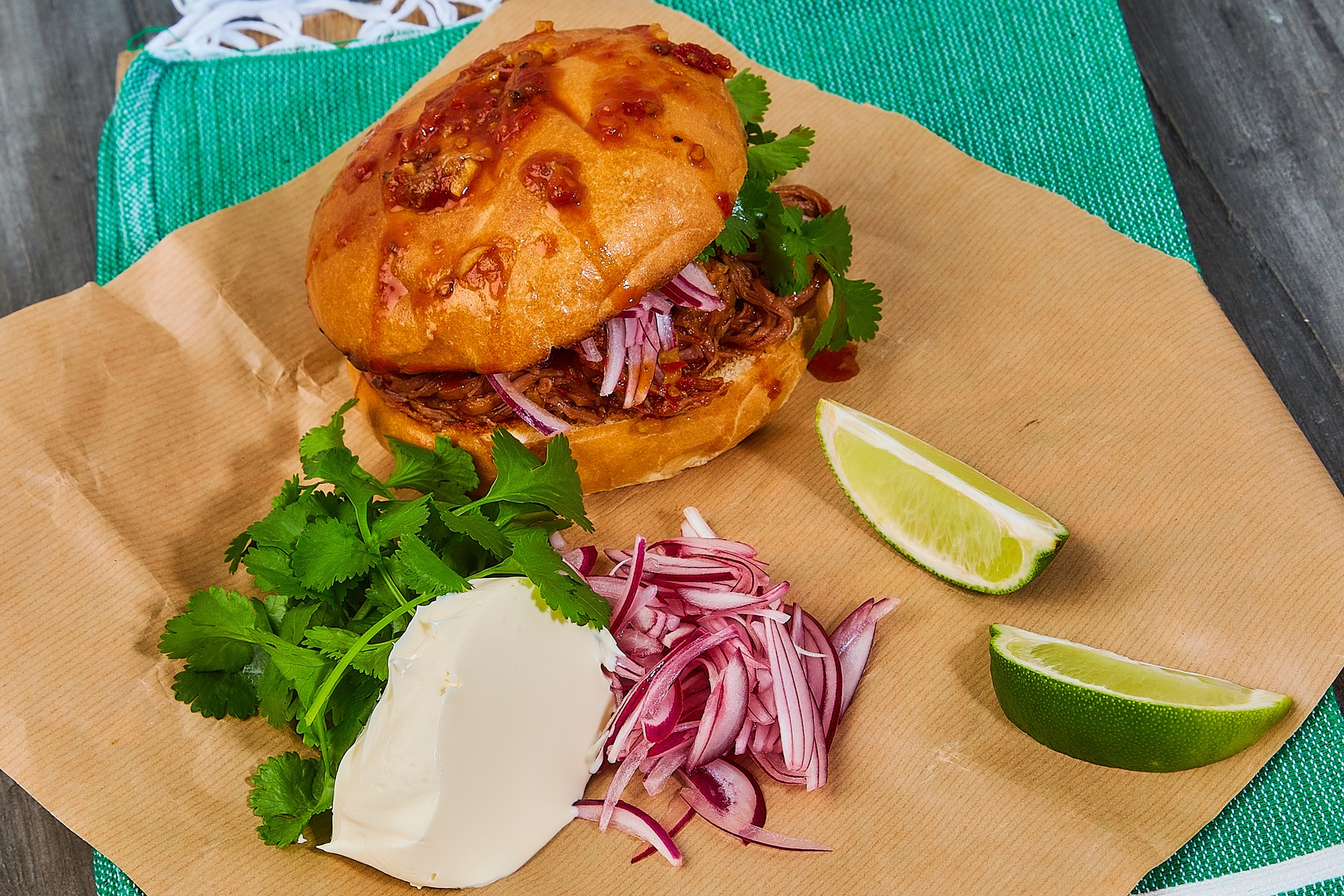 Mexikansk birria burger med løgsalat med koriander og lime