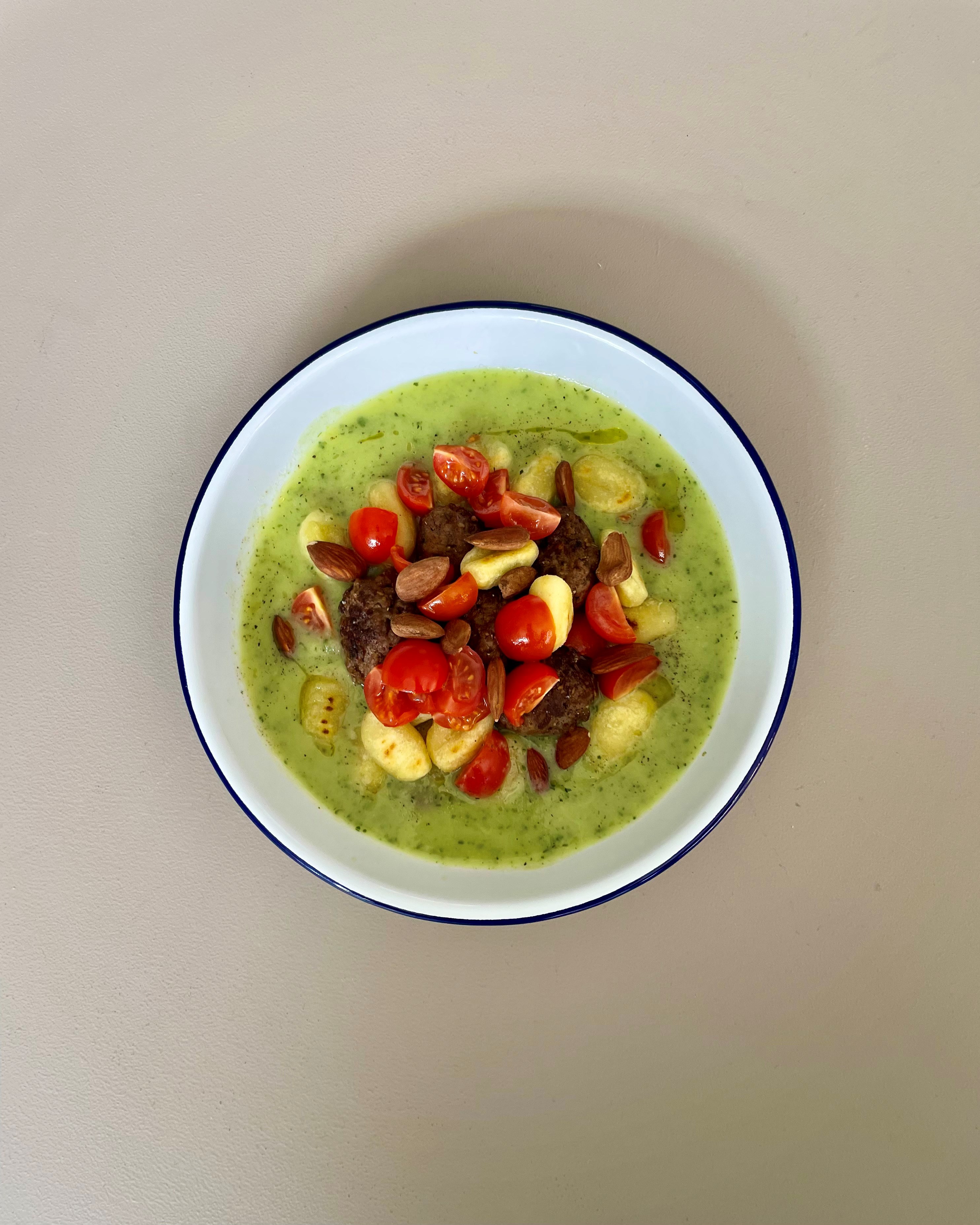 Zucchini suppe med kødboller, mandler og gnocchi - Opskrift fra ...