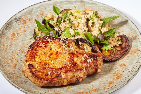 Elite Team DK Grillet skaftkotelet baharat med couscous