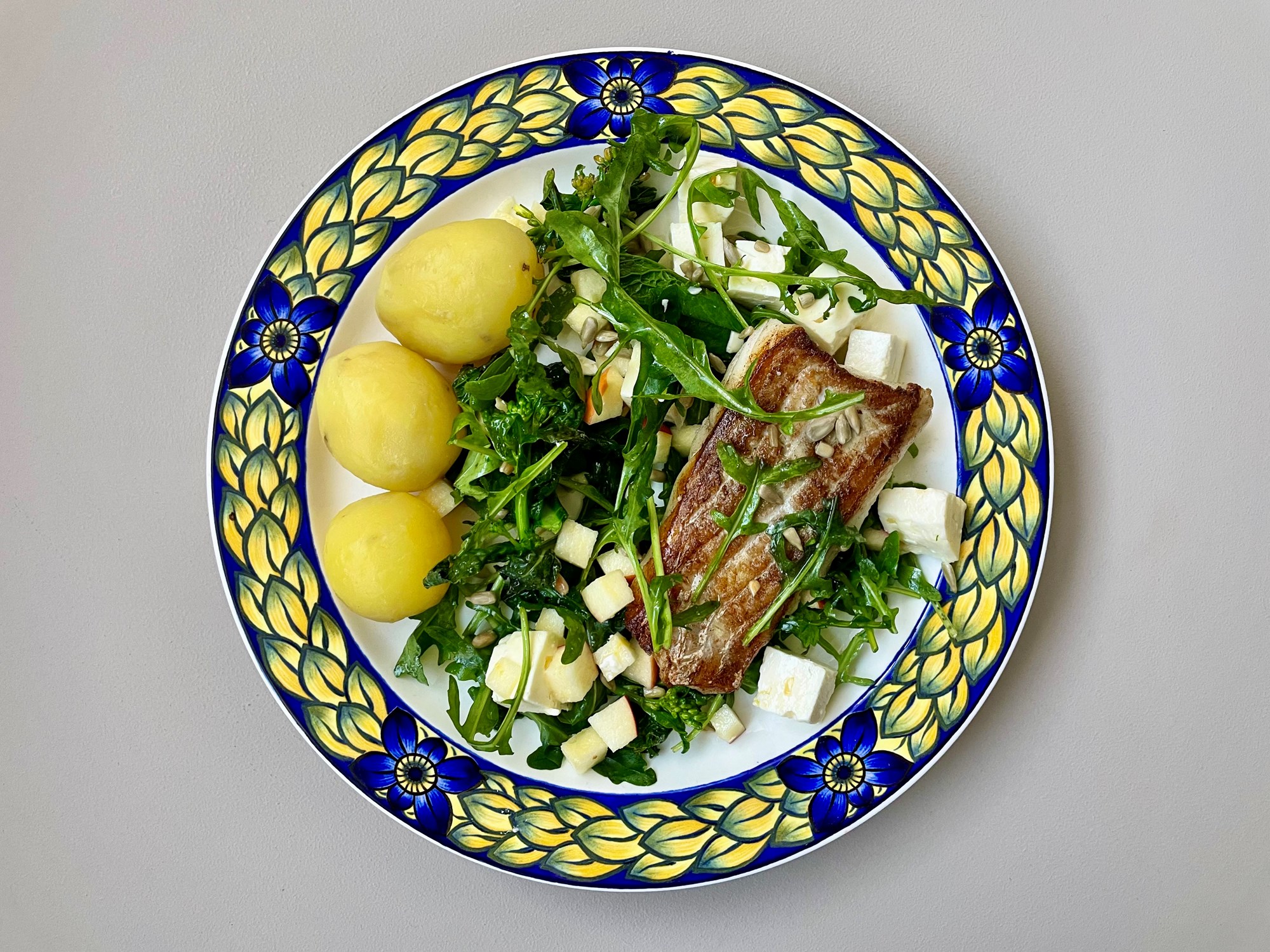 Hvidløgsstegt torsk i rucola salat med æble og kota