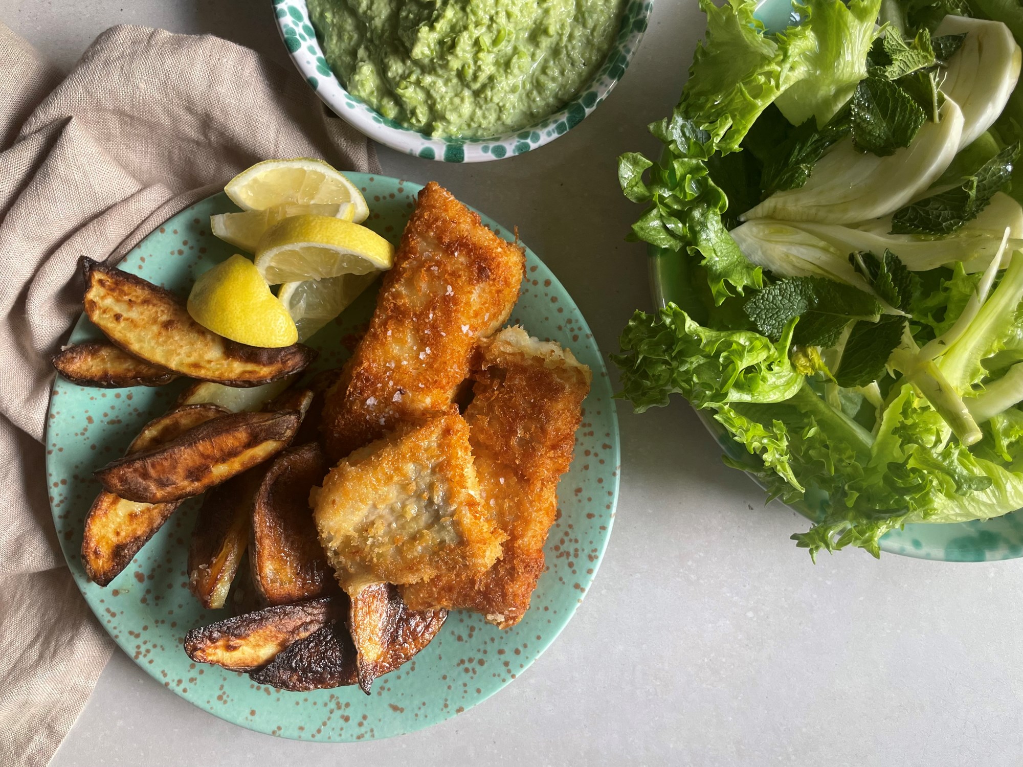 Fish & chips med ærtemash og salat med fennikel