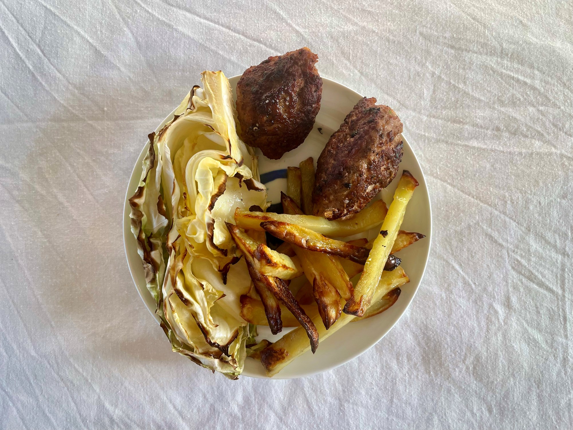 Dildfrikadeller med bagt spidskål og kartoffelfritter