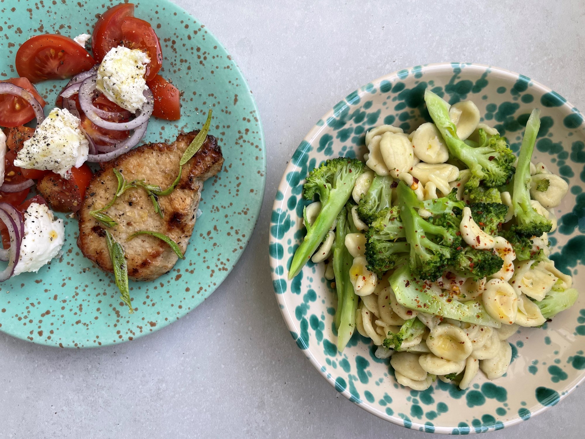 Koteletter med orecchiette, broccoli og tomatsalat