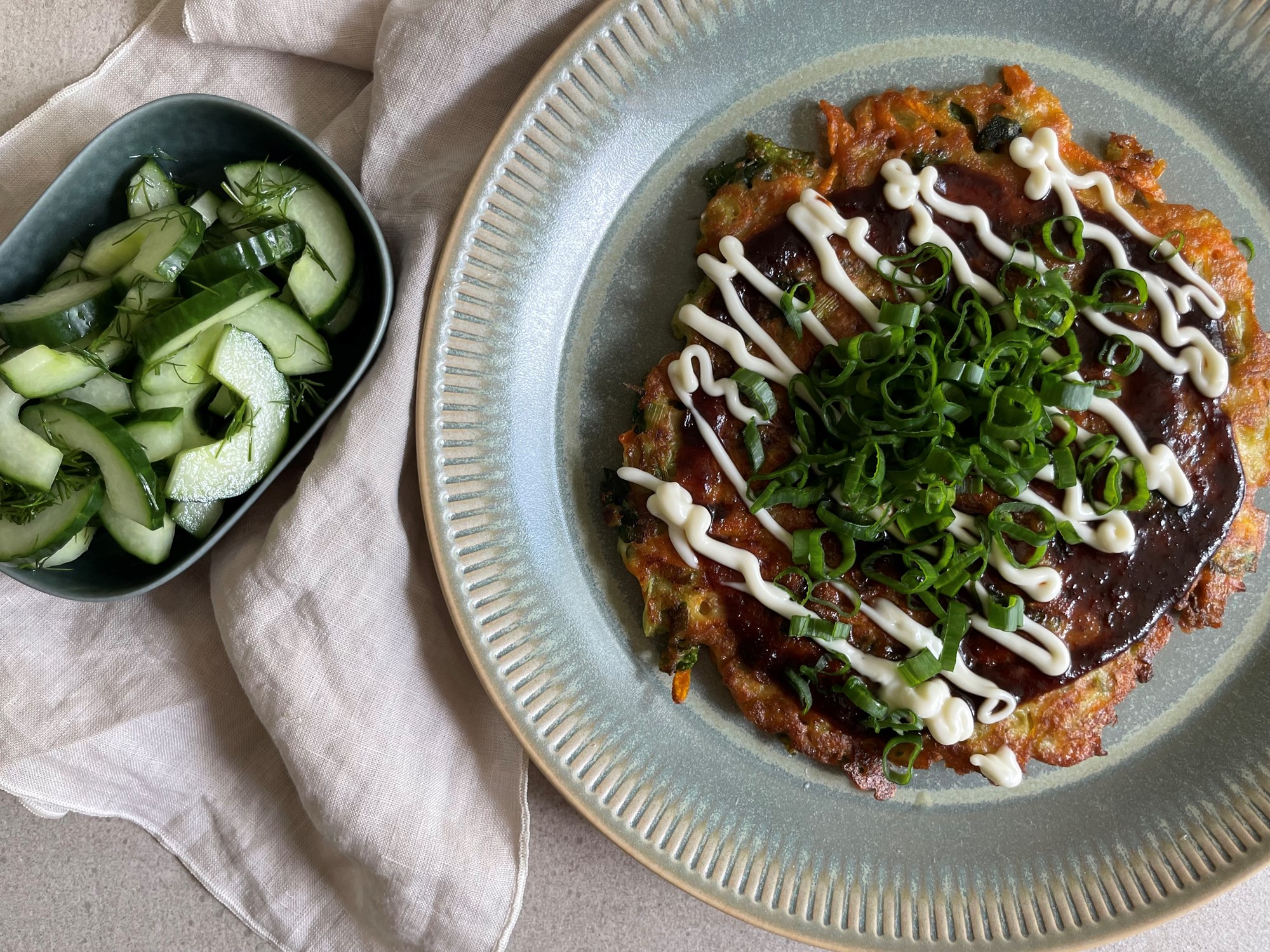 Okonomiyaki med pak choy, hoisinsauce og agurkesalat