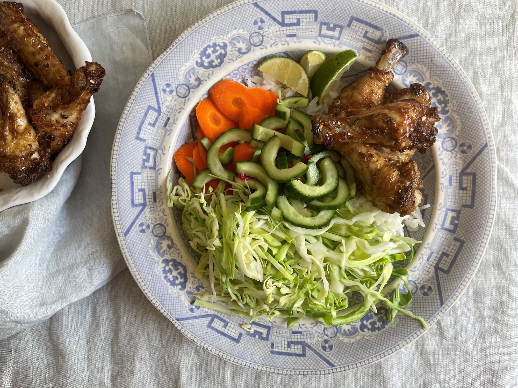 Asianstyle kyllingelår med sprøde grøntsager og agurkesalat
