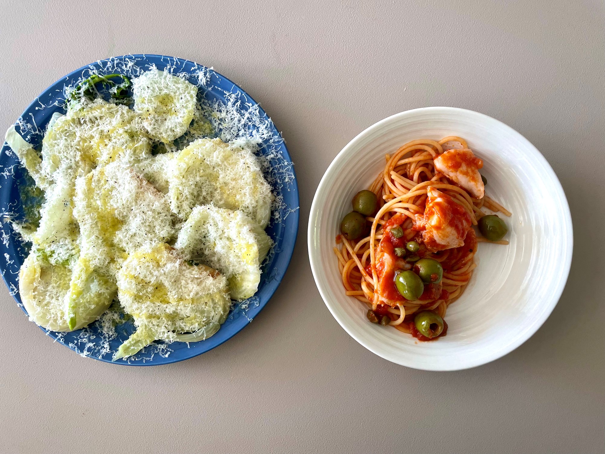 Spaghetti puttanesca med torsk, oliven, kapers og fennikel