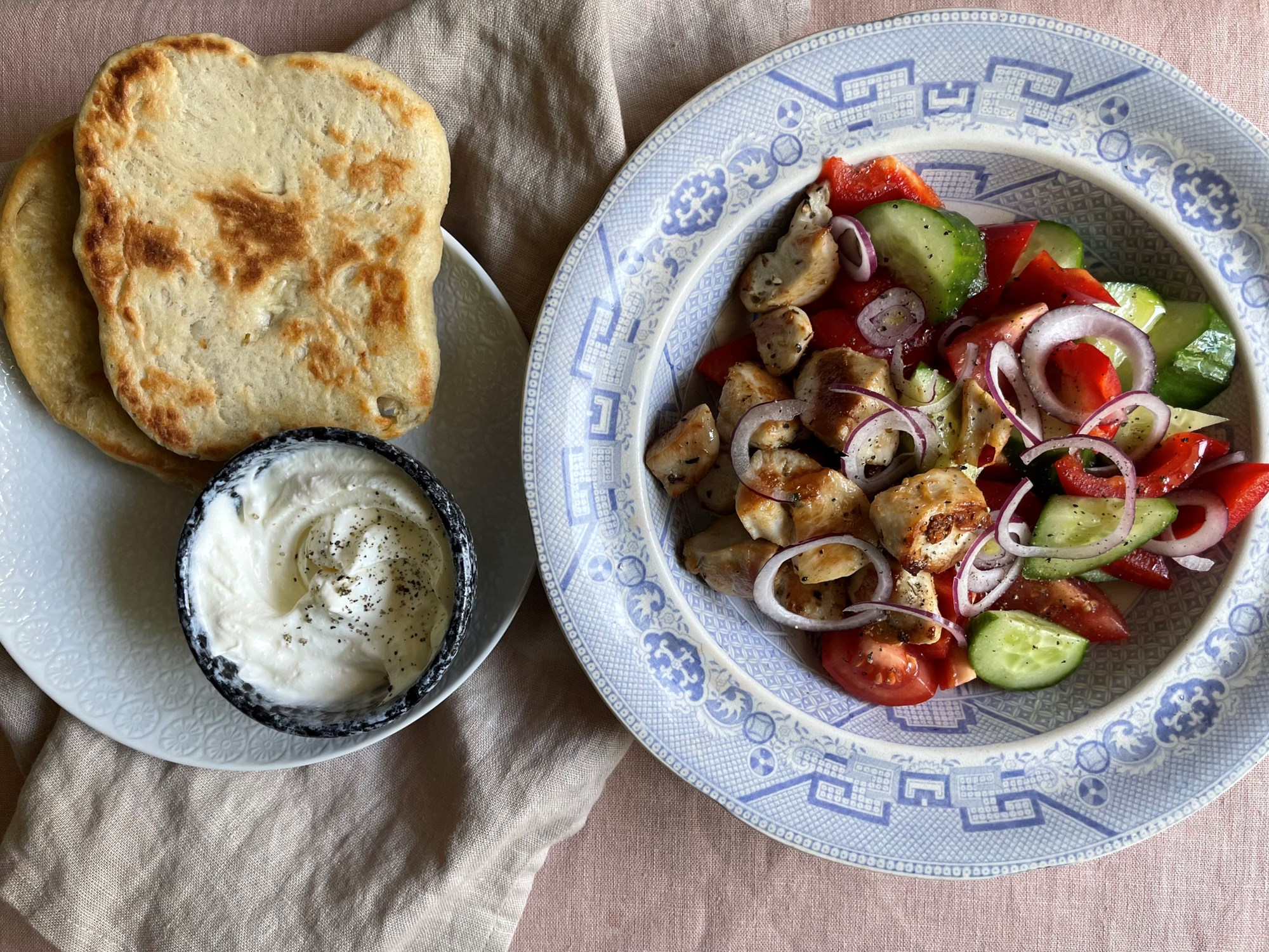 Græsk salat med kylling og fladbrød