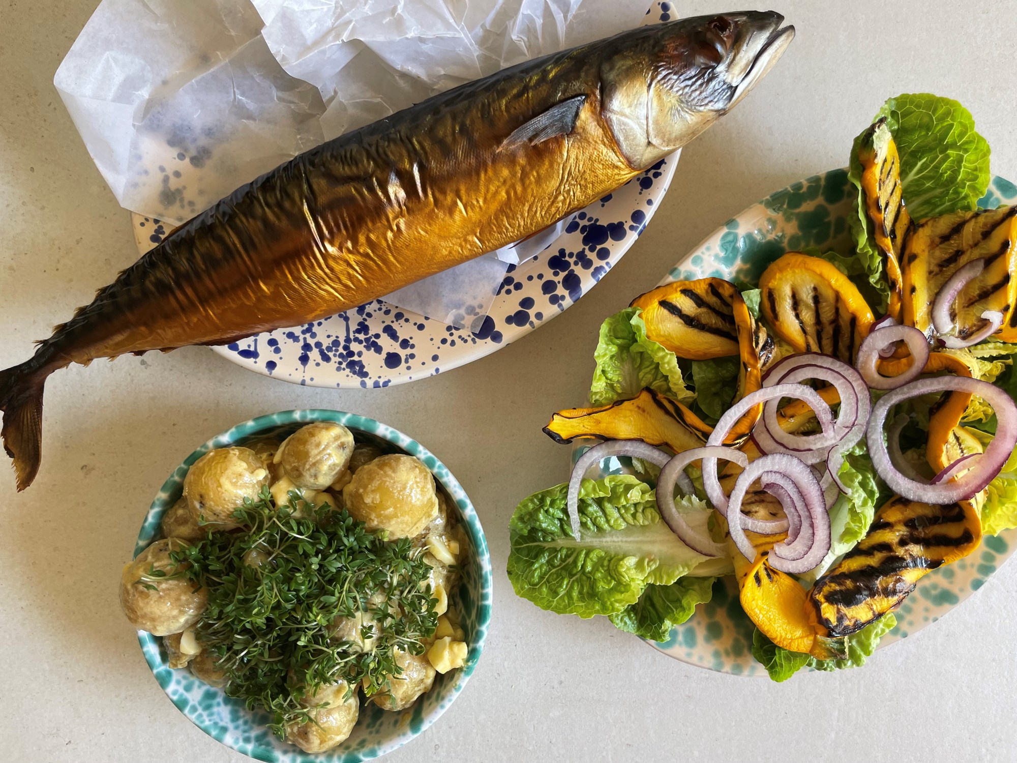 Røget makrel, kartoffelsalat med æg og salat med grillet courgette