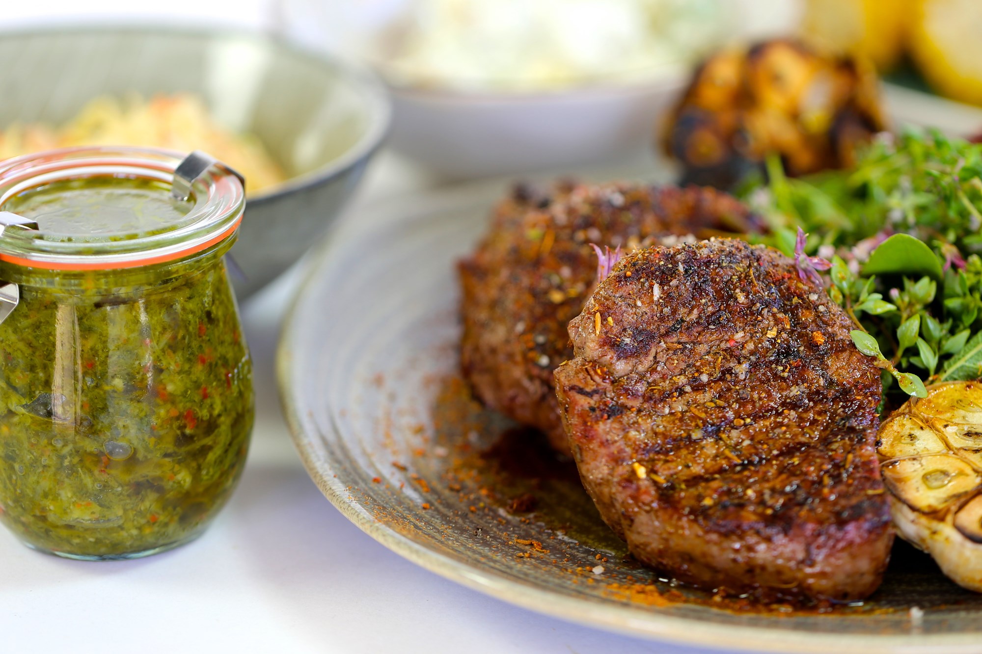 Striploin steak med Chimichurri, pappardelle og coeur de boeuf tomater
