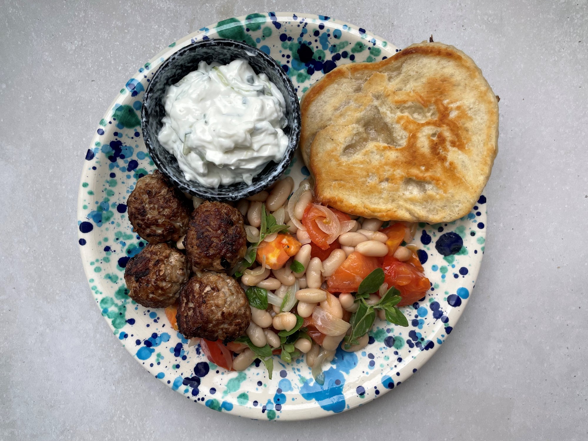 Græske kødboller med lun bønnesalat og tzatziki