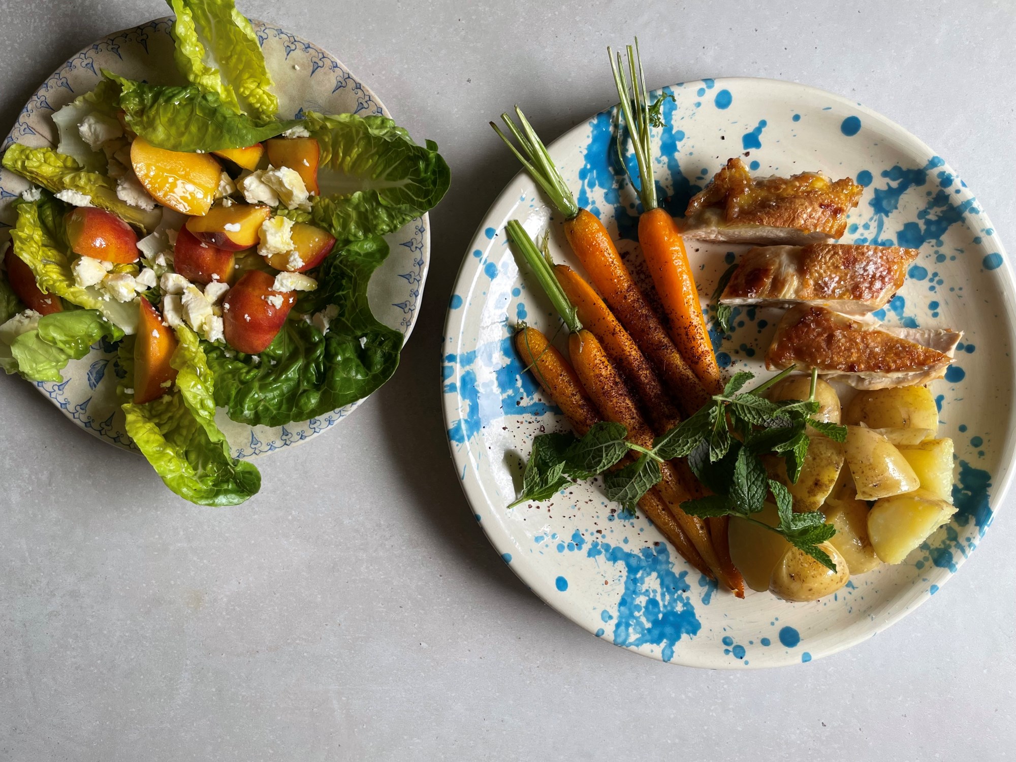 Skindstegt kylling med nye gulerødder og salat med fersken