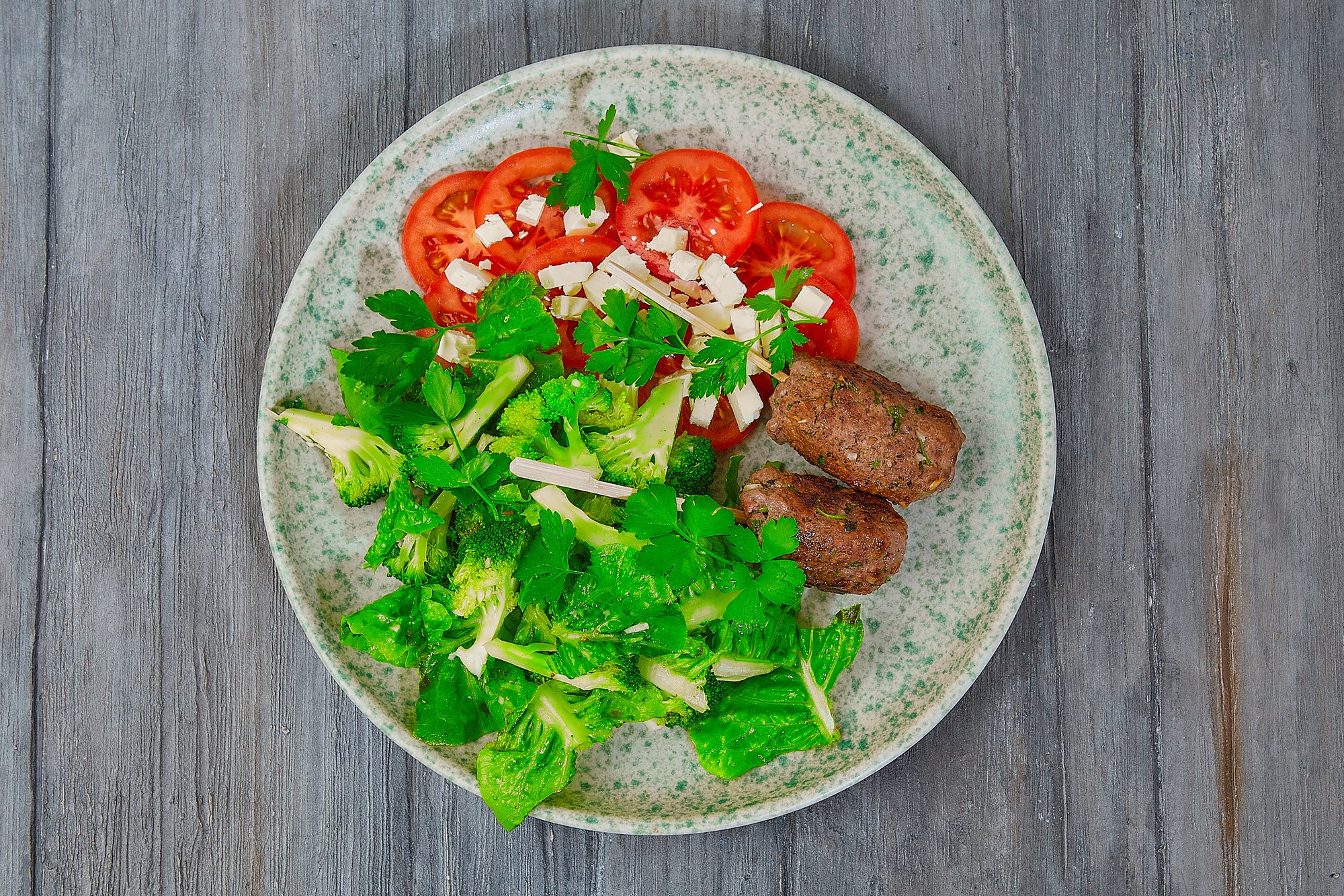 Köfta kebab med tomatsalat med kota og persille-tabbouleh