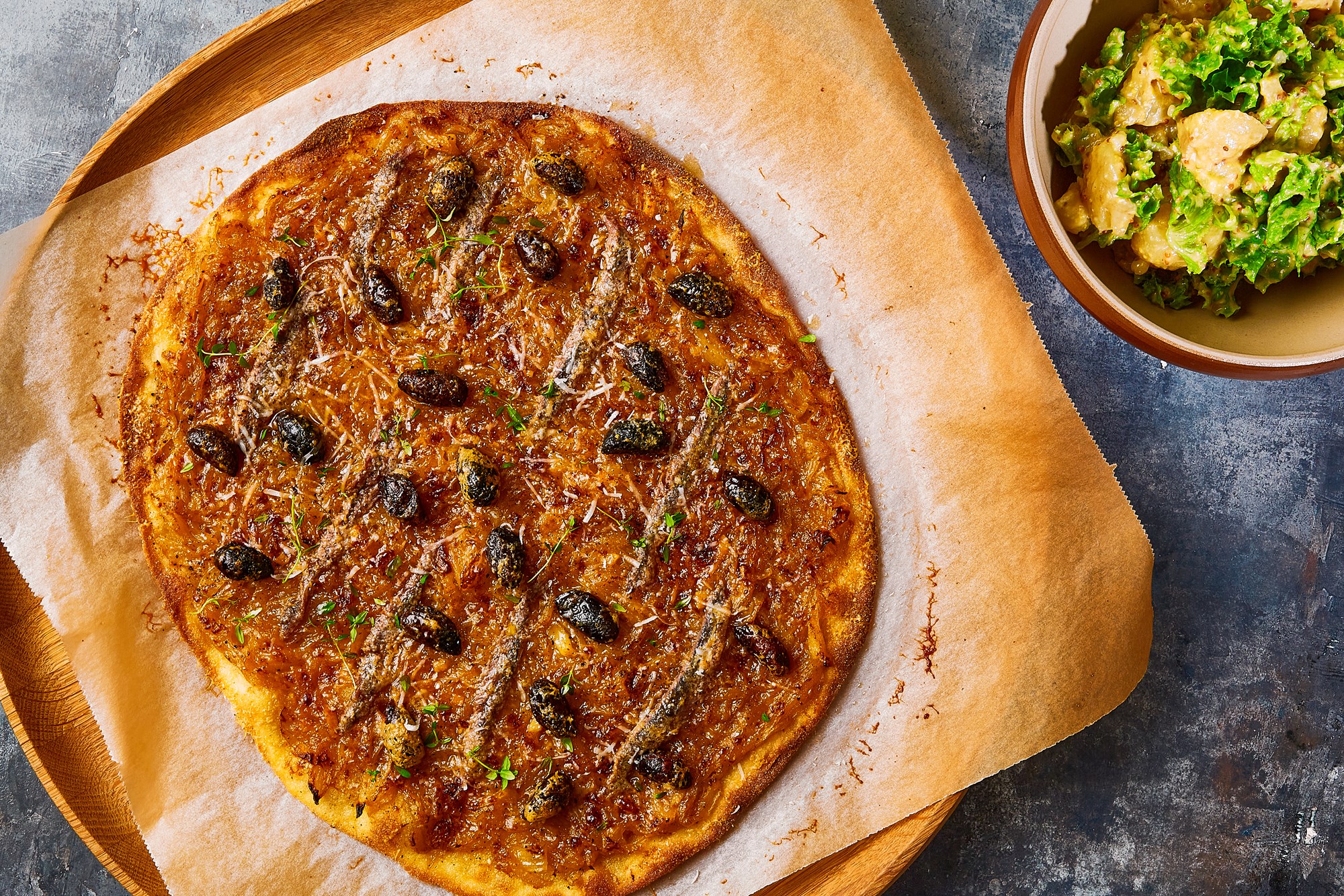 Pissaladière med karamelliserede bløde løg, ansjoser og oliven samt frisée-salat & sennepskartofler