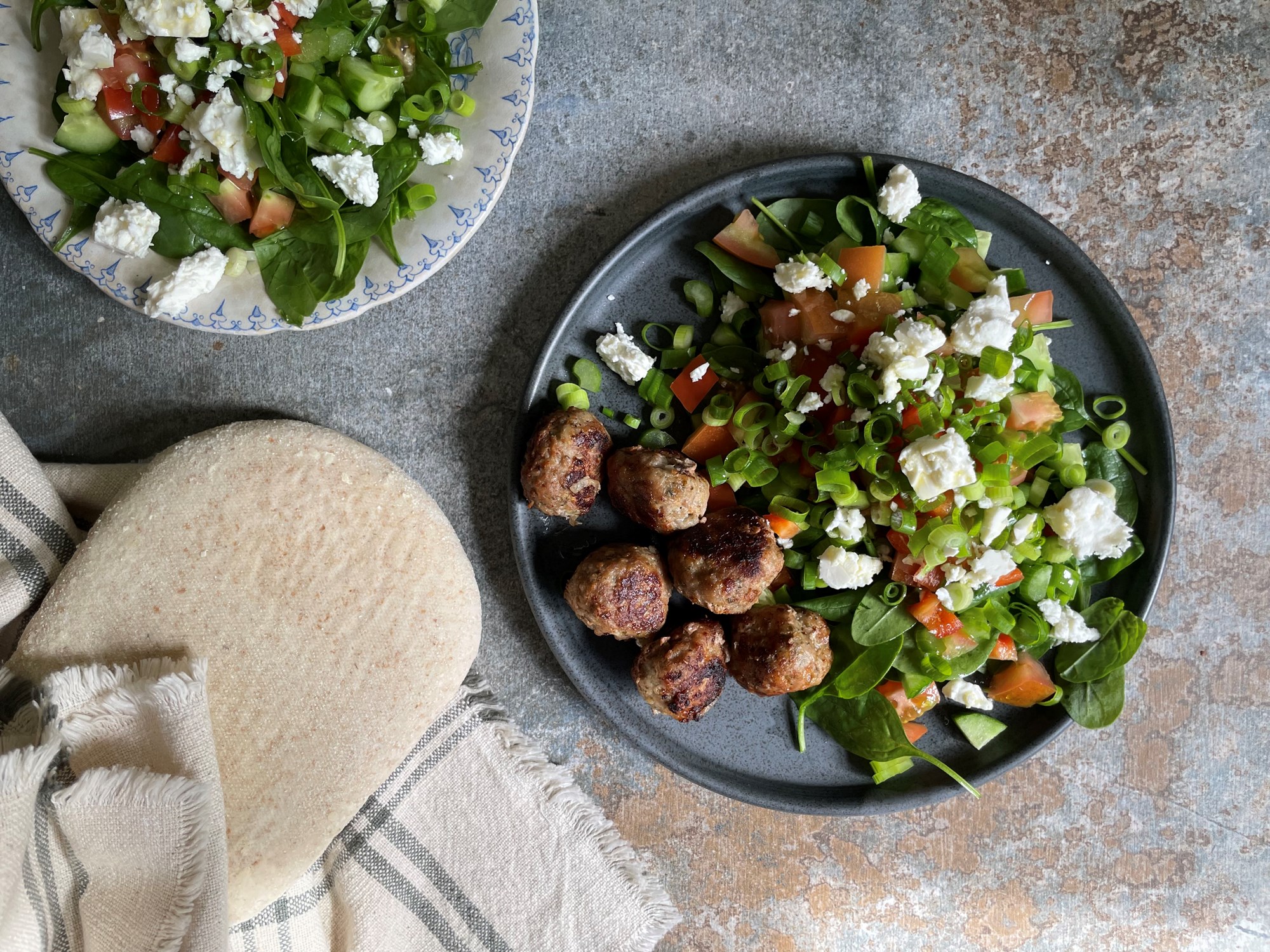 Græske kødboller med chop chop salat og pitabrød