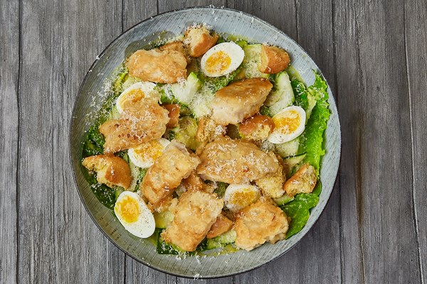 Caesar salad med smilende æg & pankostegt lyssej