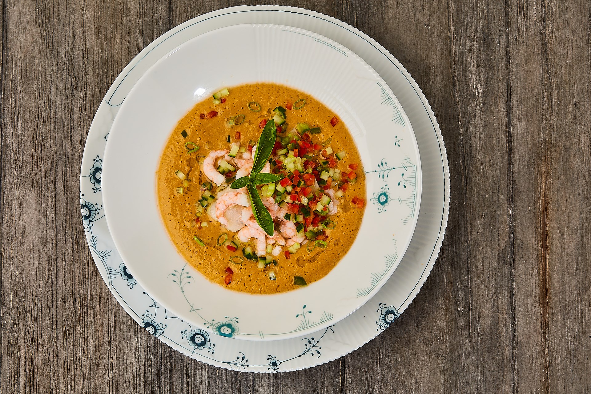 Klassisk gazpacho Andaluz med stegte jomfruhummere og rødspættefilet ...