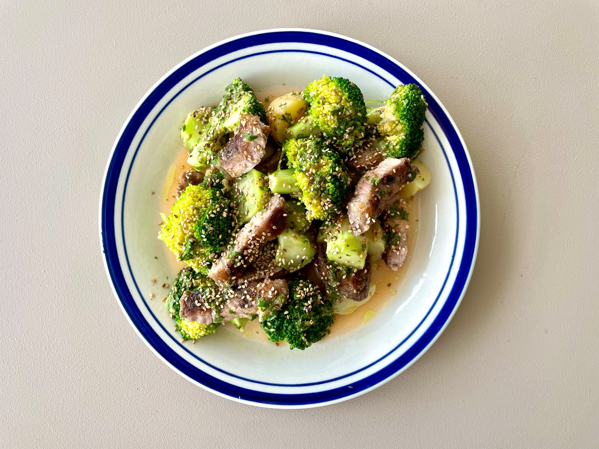Grisekoteletter med sesamvinaigrette, broccoli og mynte