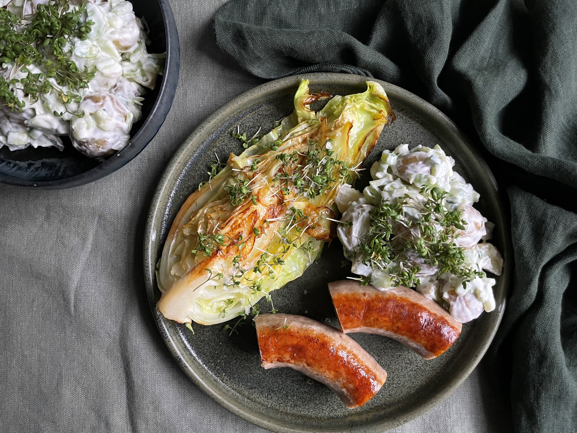 Medister med grøn kartoffelsalat og stegt kål