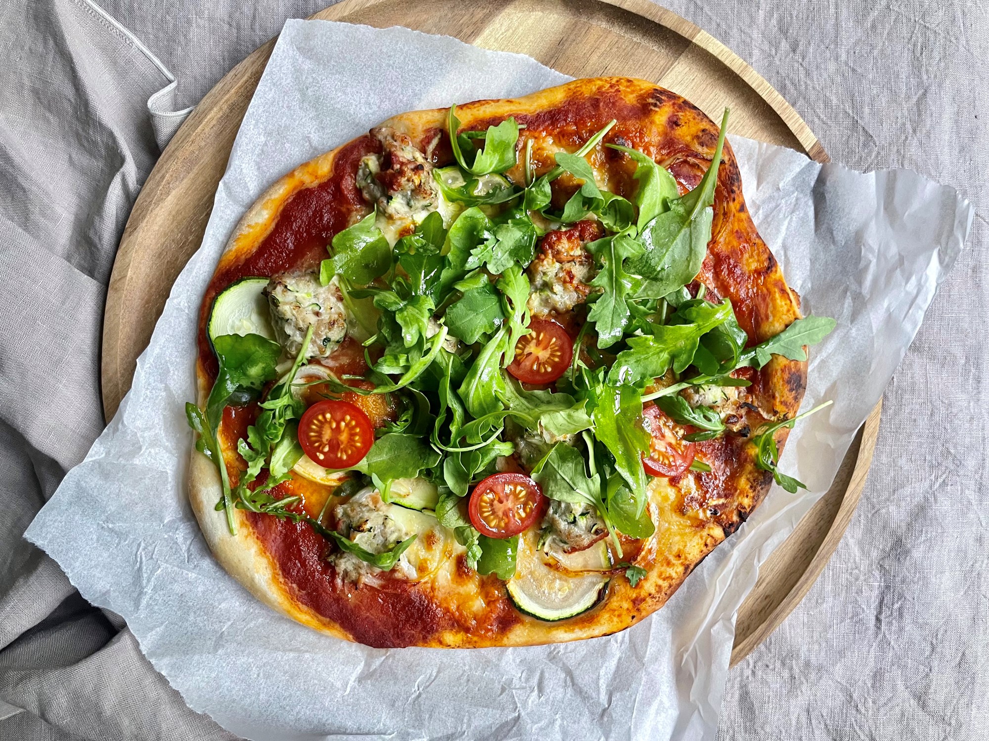 Pizza med kødboller, mozzarella og squash