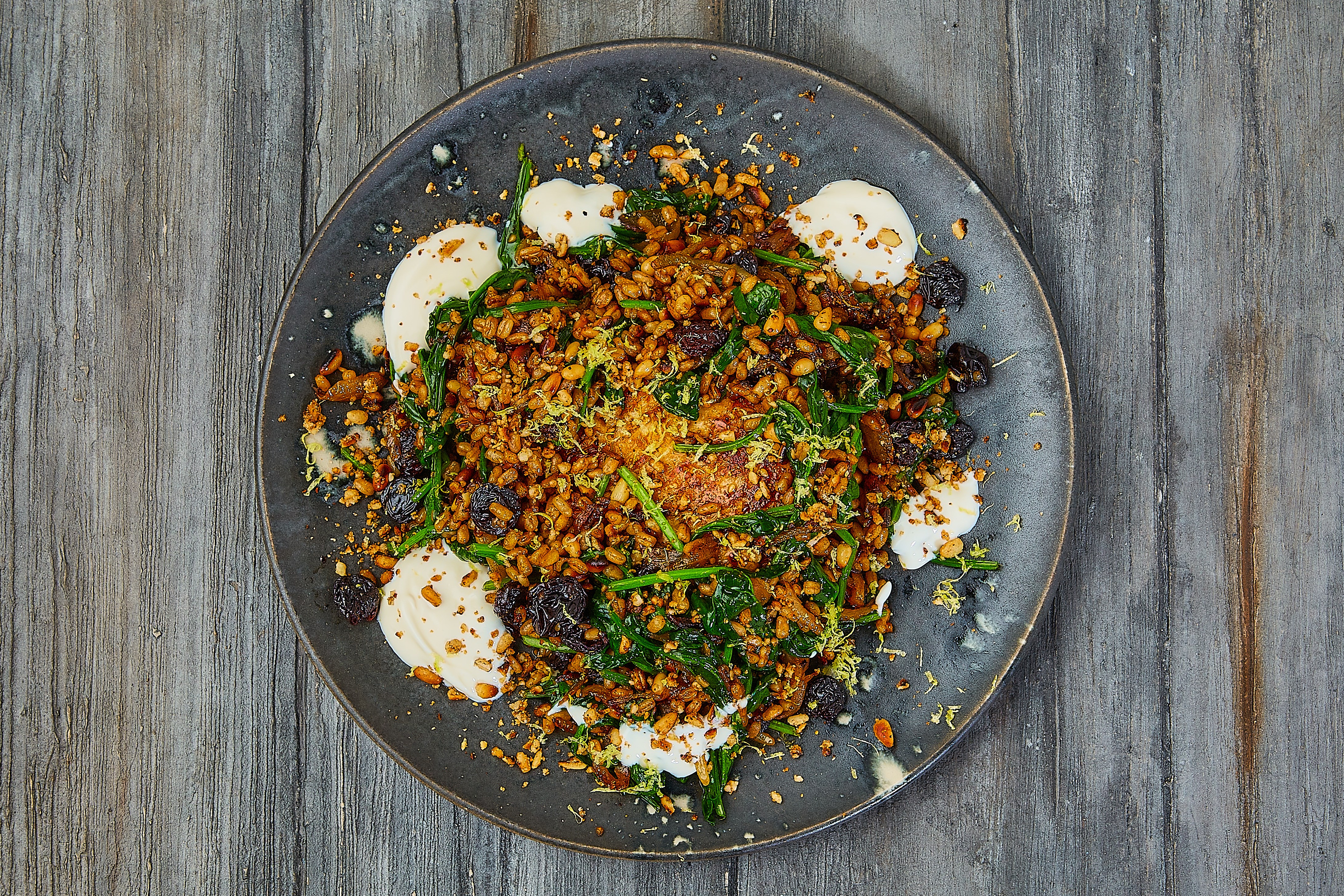 Kulmule med libanesisk spinatsalat, spelt, rosiner, pinjekerner ...