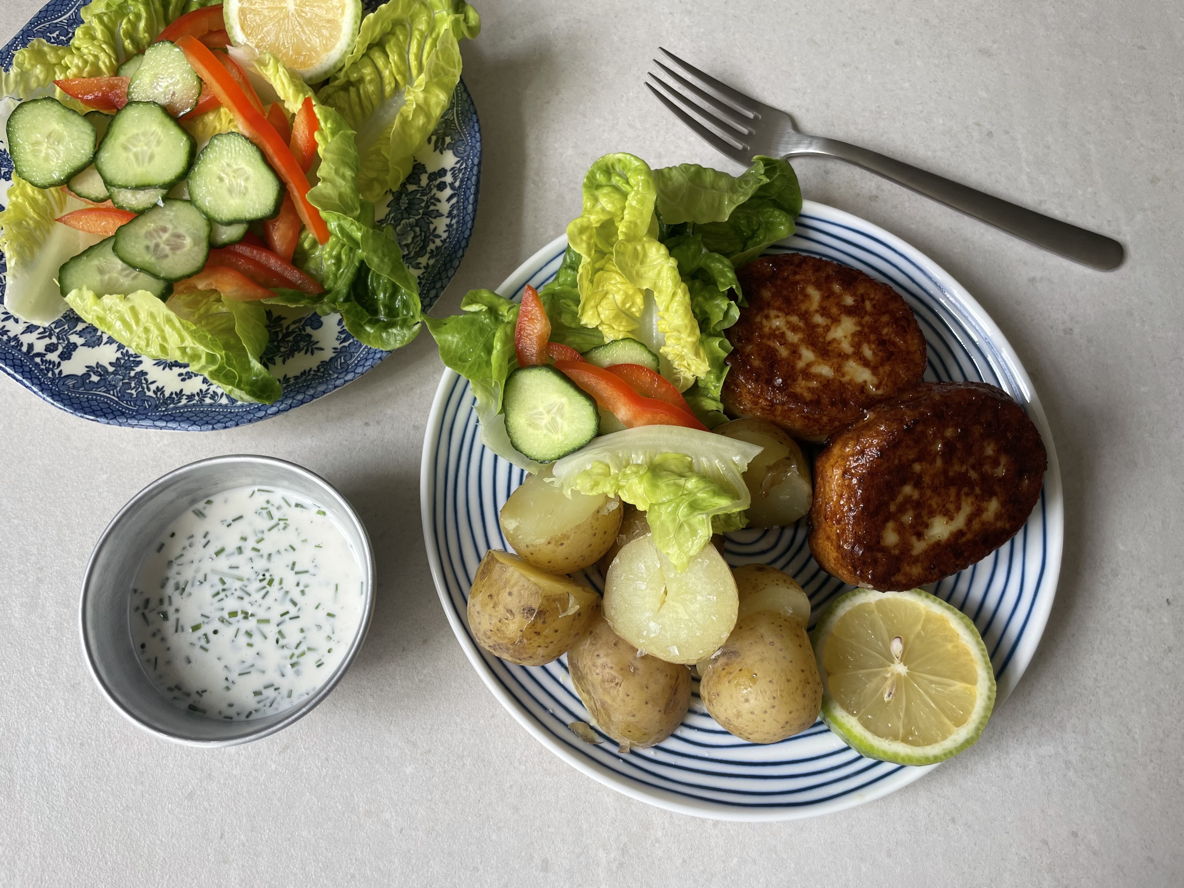 Fiskefrikadeller Med Kartofler Og Salat Og Ranchdressing - Opskrift Fra ...