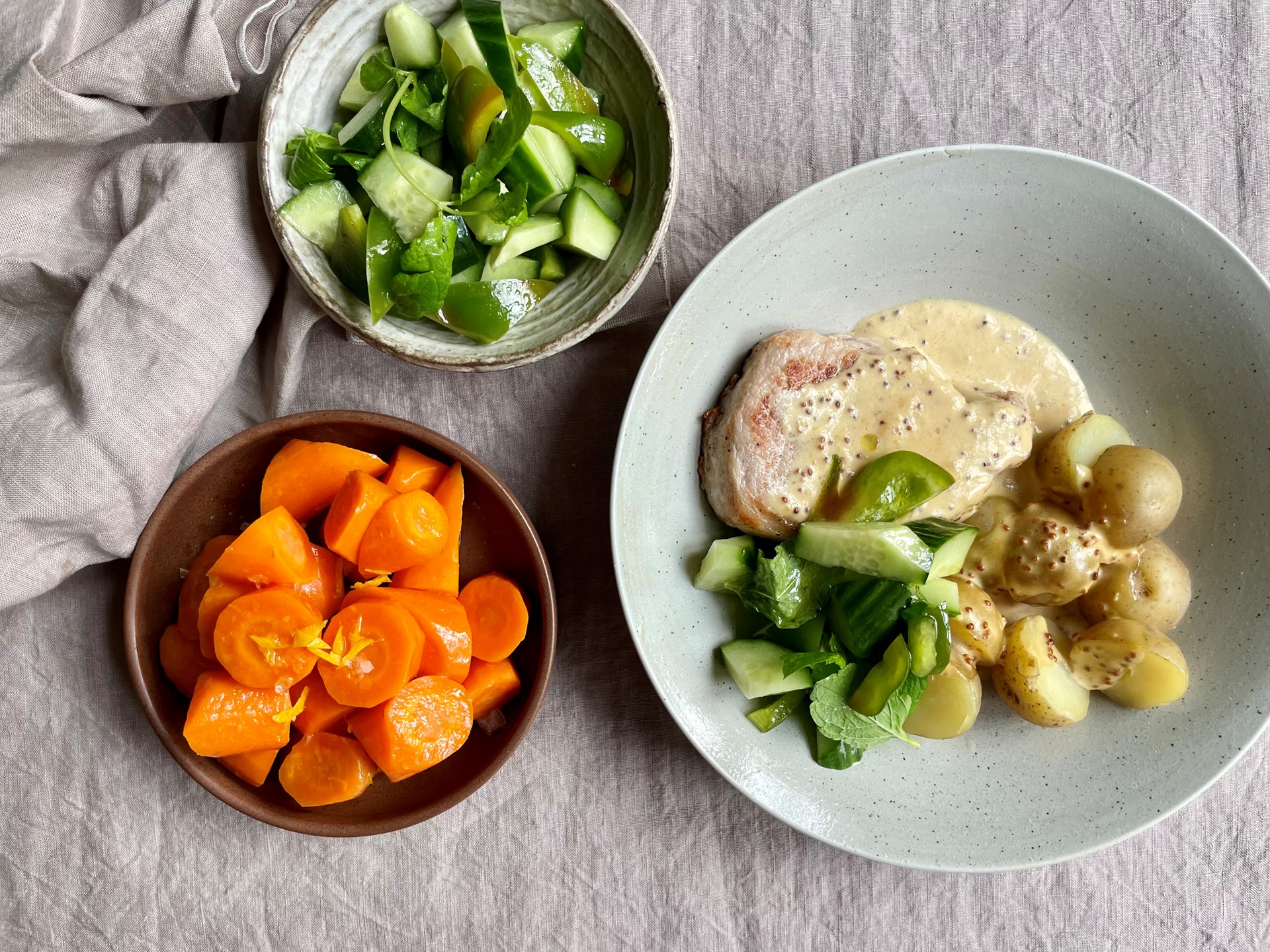 Koteletter med flødesauce og grov sennep og frisk agurkesalat