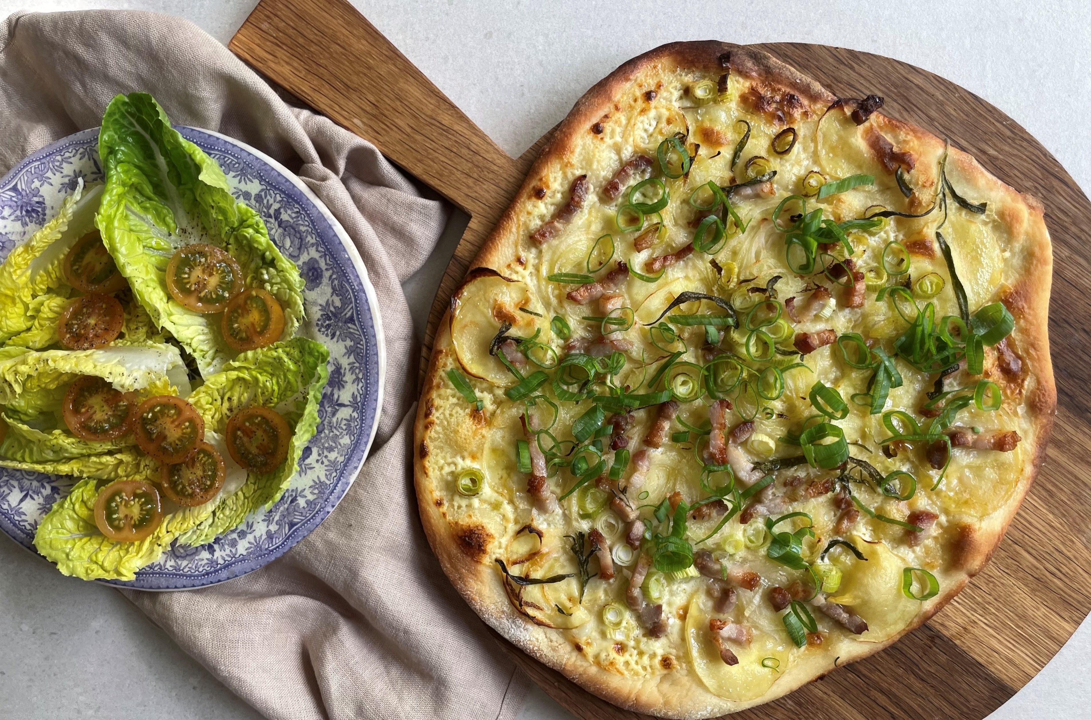 Kartoffelpizza med bacon og rosmarin og tomatsalat - Opskrift fra ...